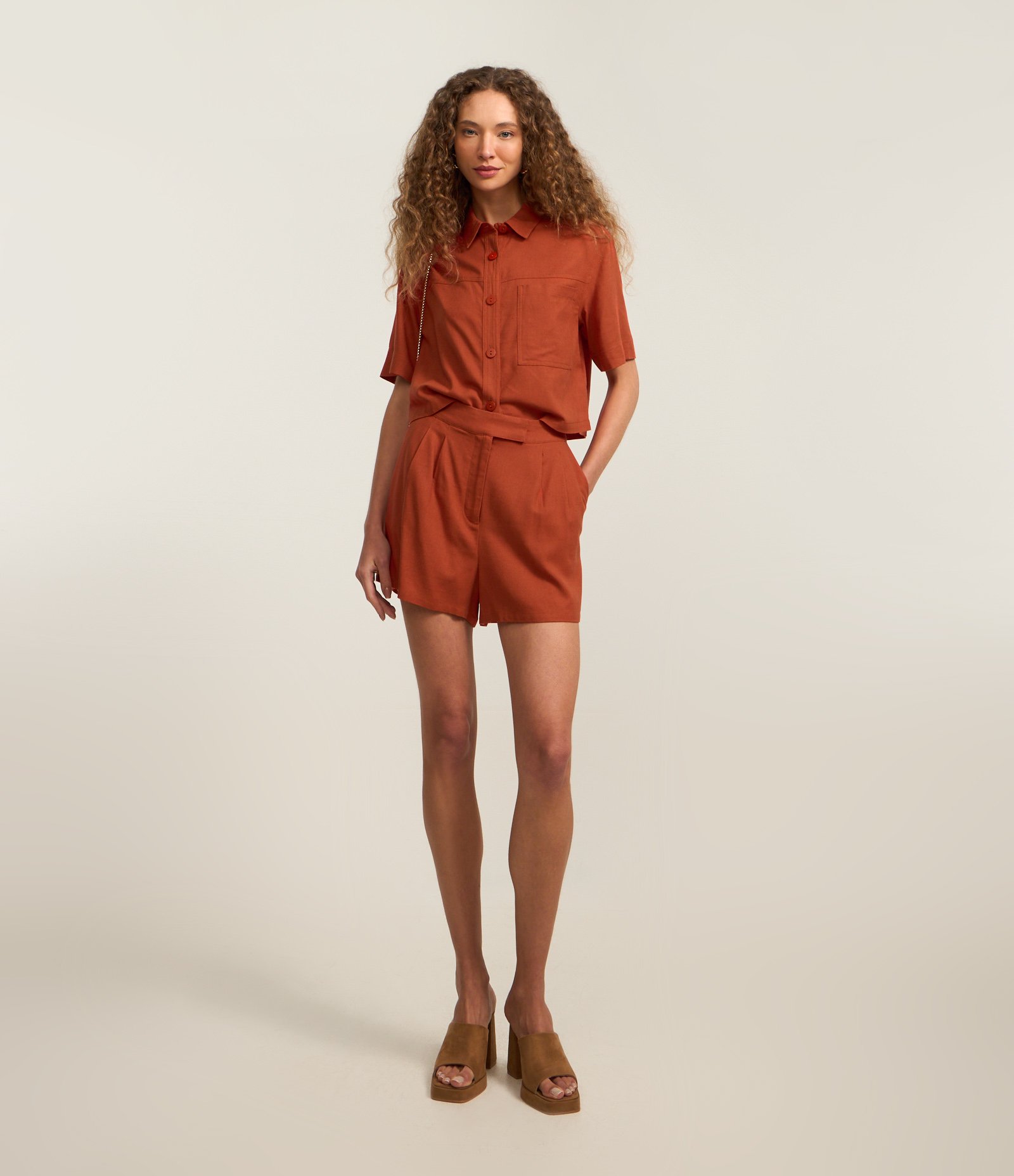 Short Curto em Viscose em Linho com Pregas e Bolsos Laranja 1