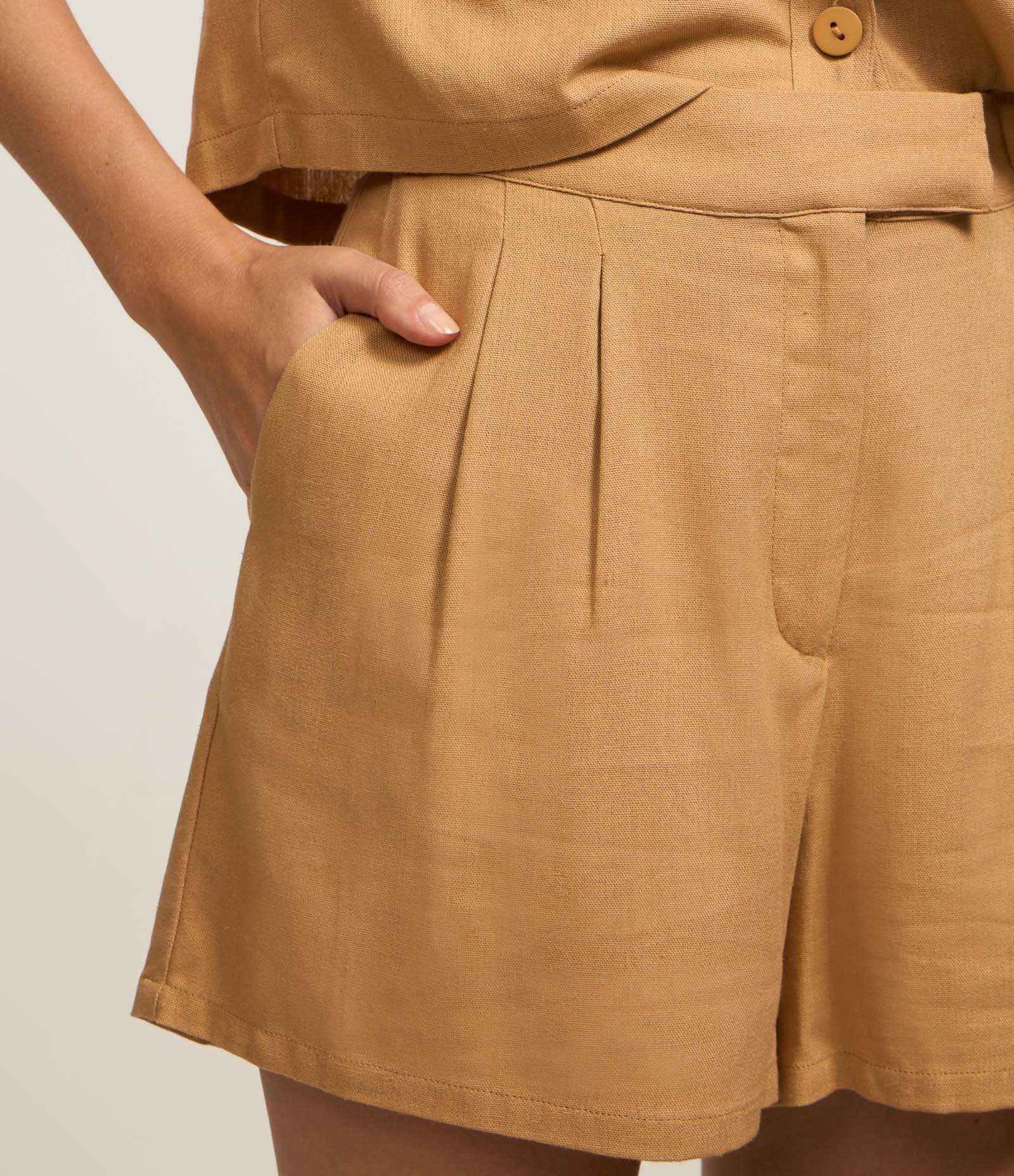 Short Curto em Viscose em Linho com Pregas e Bolsos Bege 3