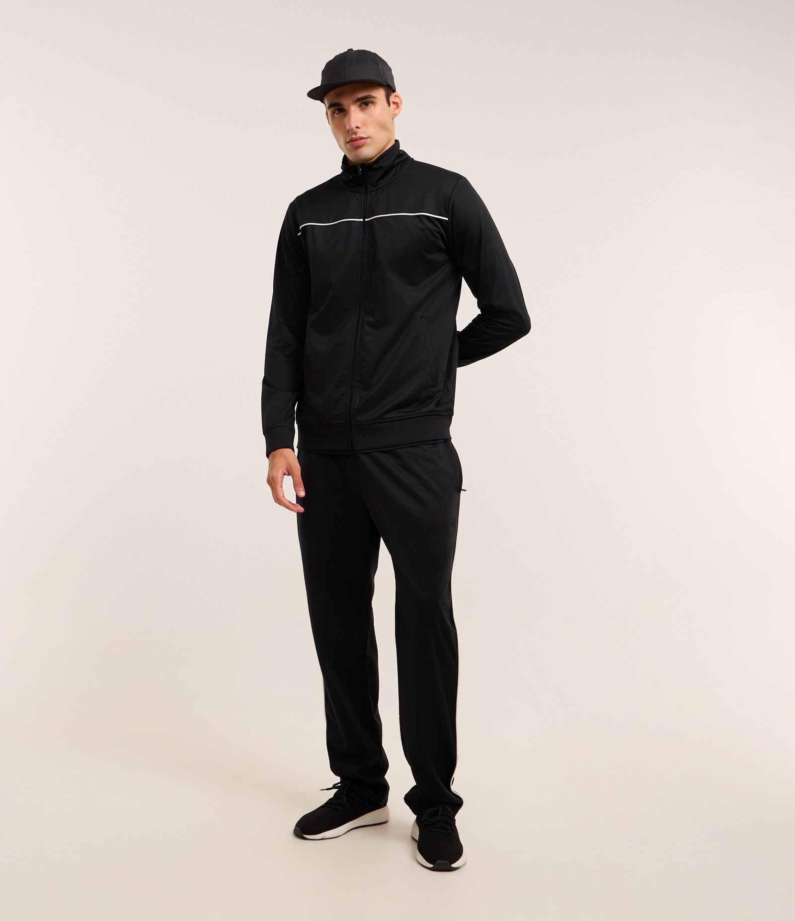 Jaqueta Esportiva em Helanca com Detalhes em Frisos 2