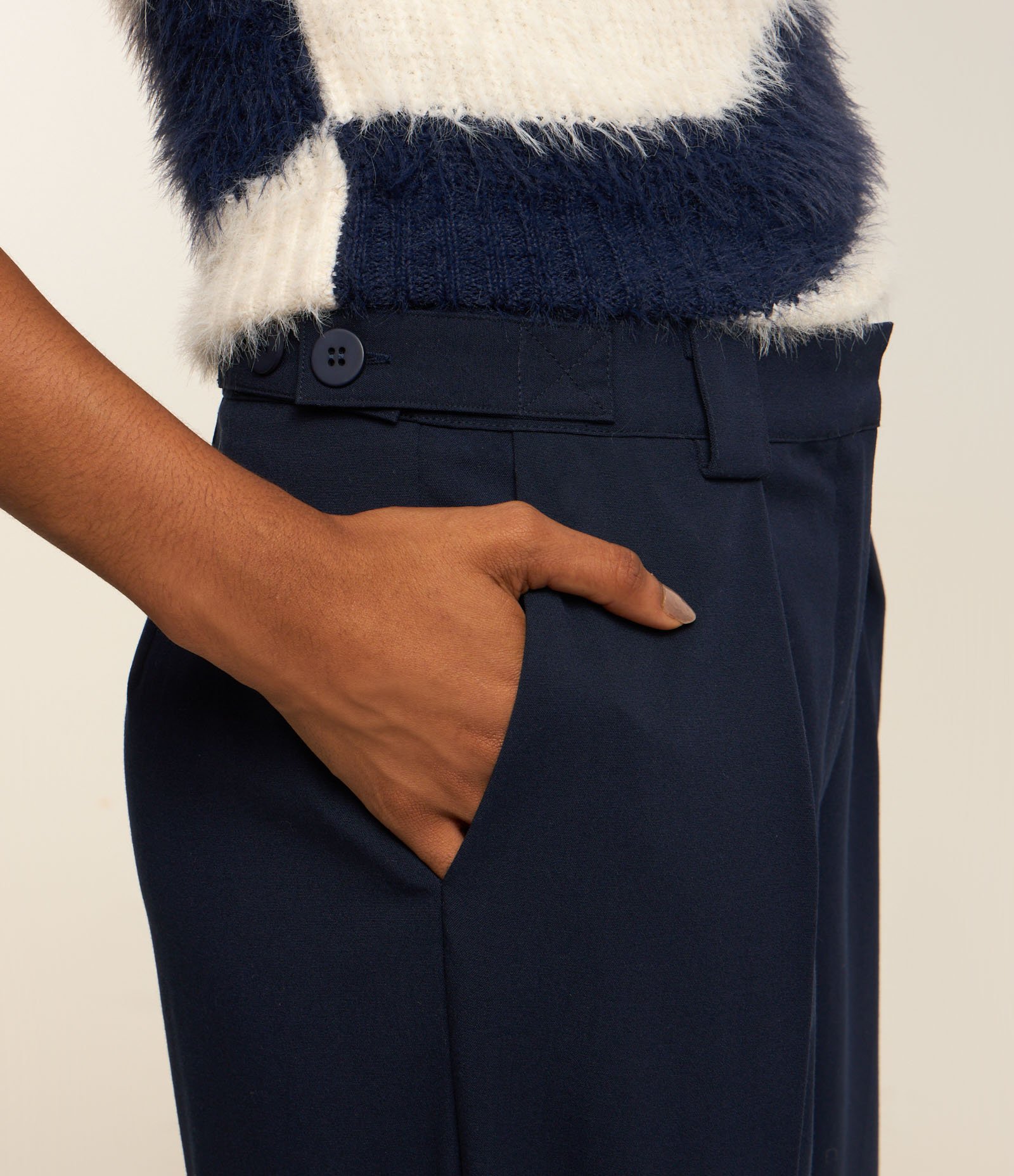 Calça Reta em Alfaiataria com Friso Azul Marinho 4