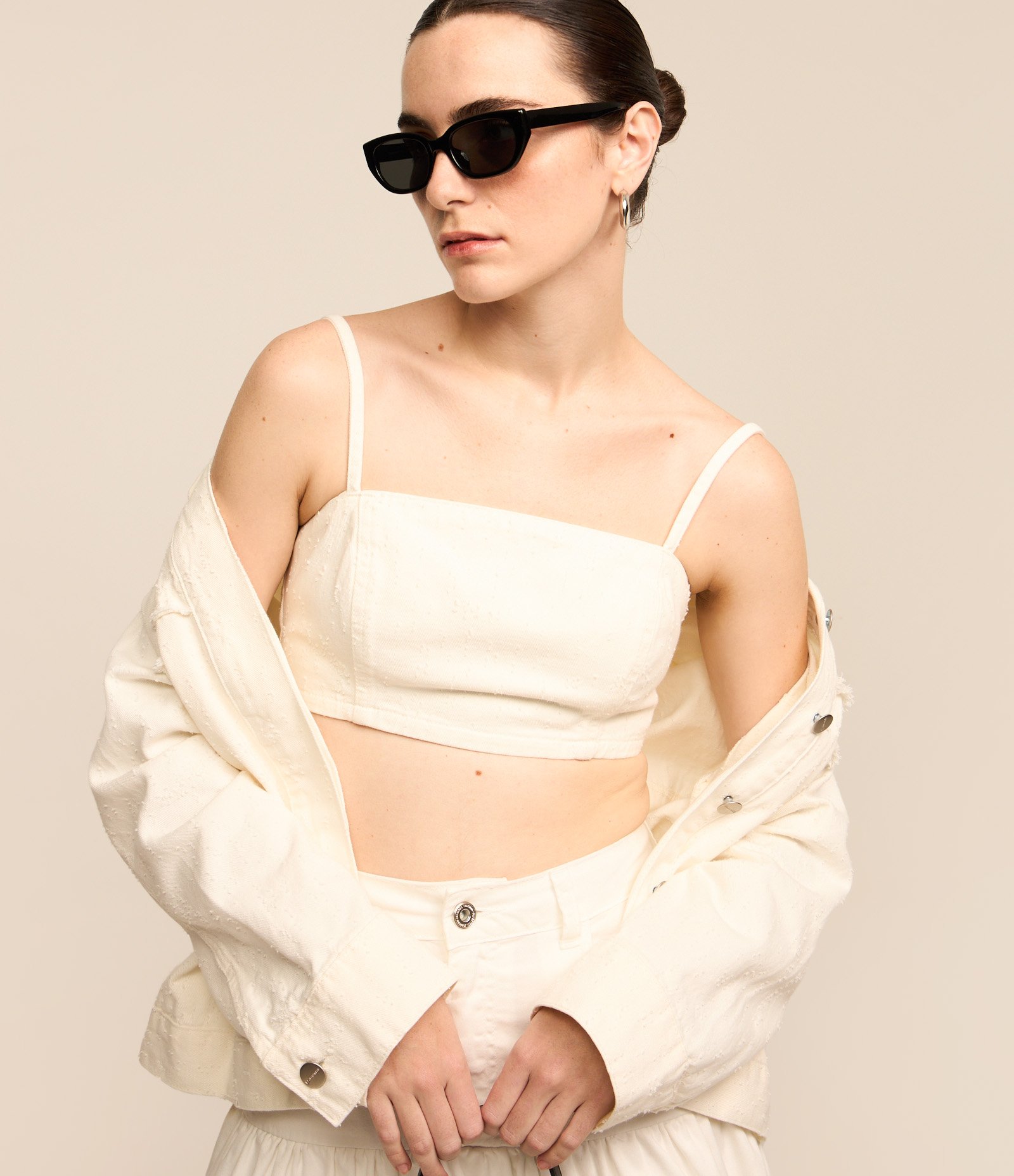 Blusa Cropped Jeans com Recortes e Alças Finas Off White 1