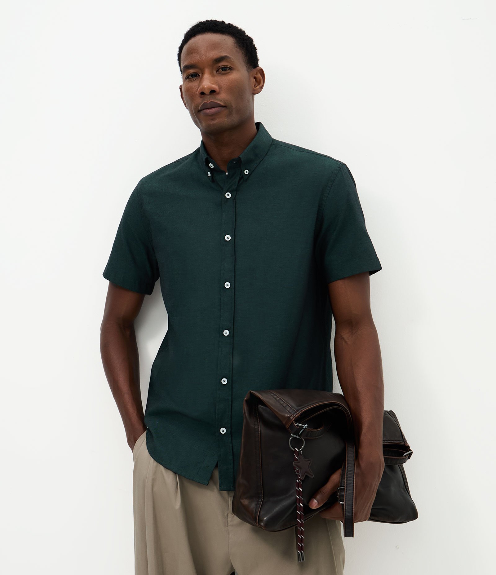 Camisa Comfort em Oxford com Gola Colarinho e Manga Curta Verde Escuro 1
