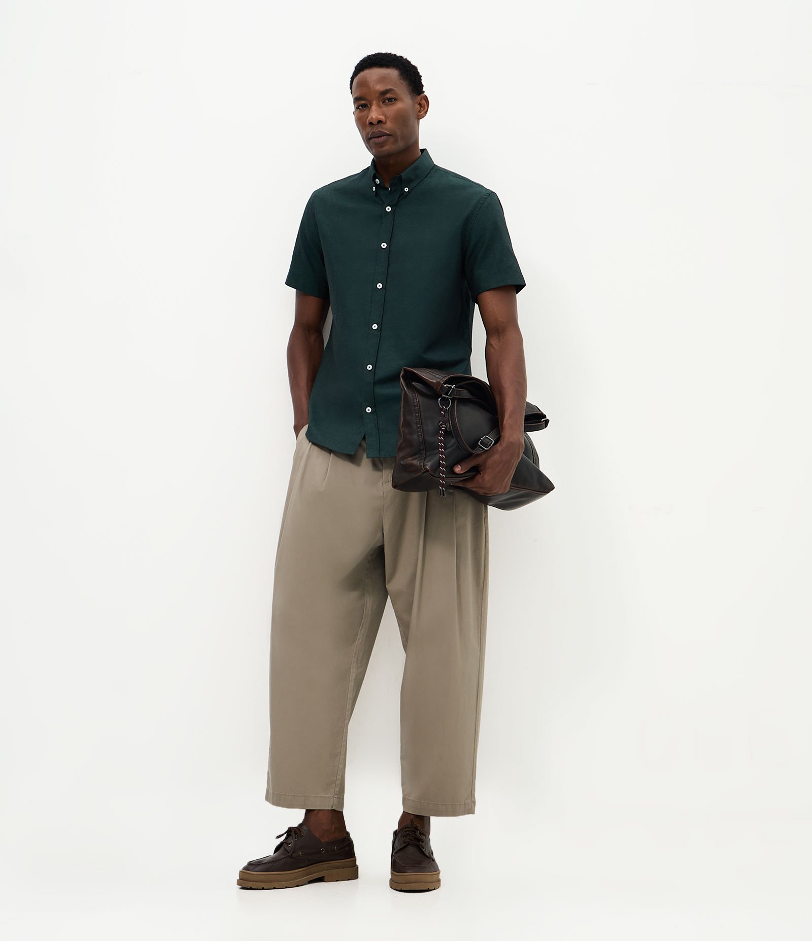 Camisa Comfort em Oxford com Gola Colarinho e Manga Curta Verde Escuro 2