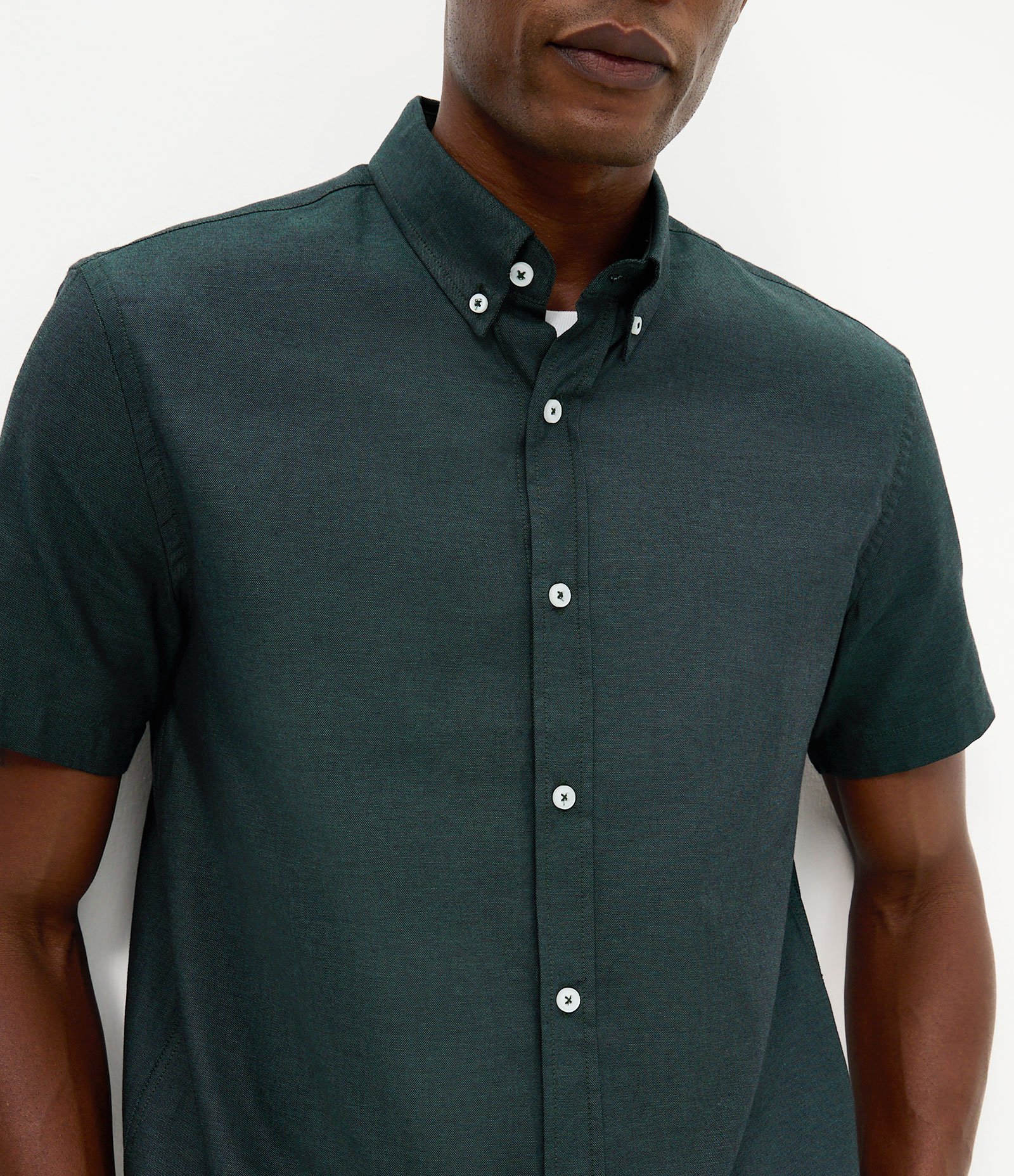 Camisa Comfort em Oxford com Gola Colarinho e Manga Curta Verde Escuro 3
