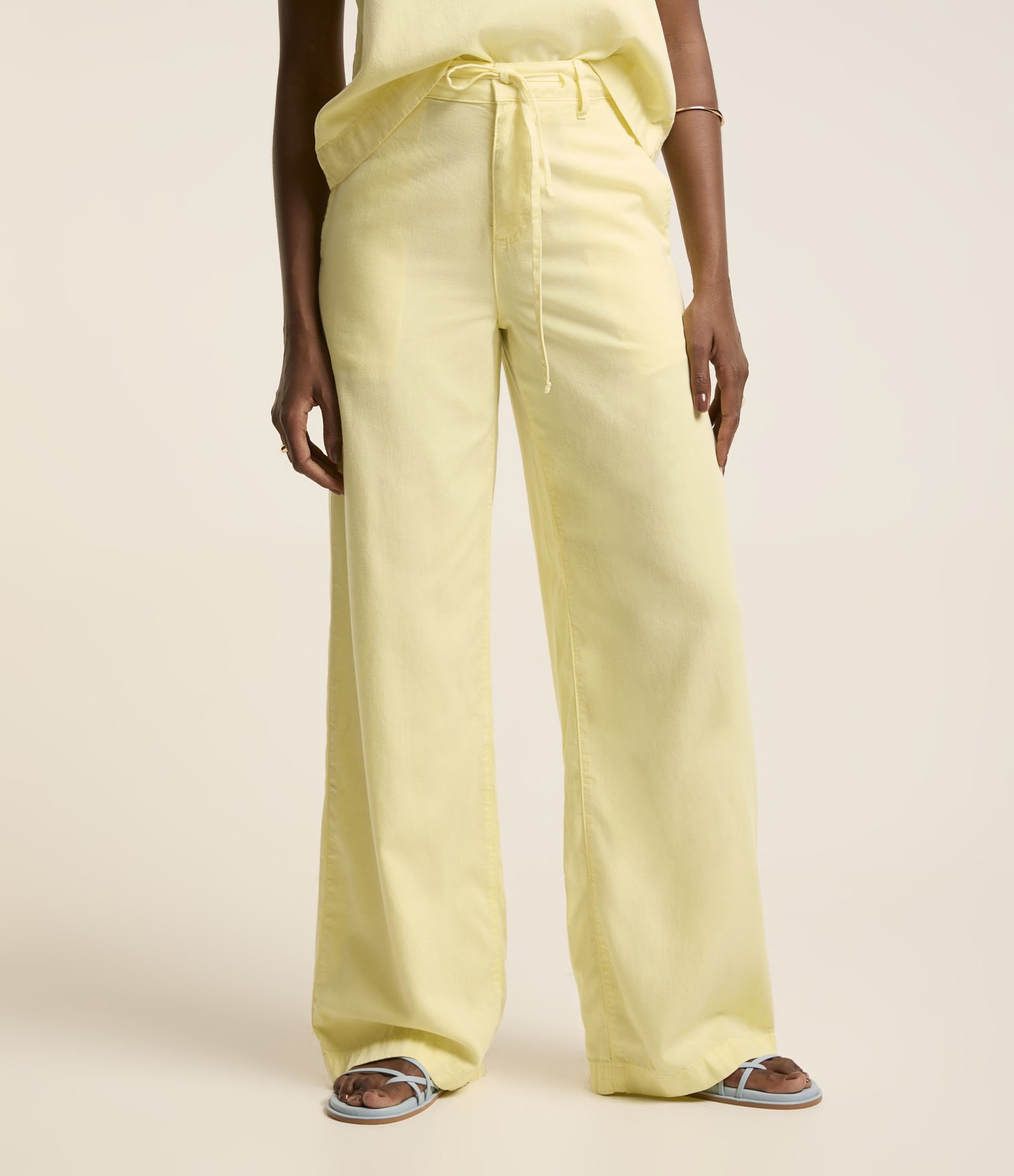 Calça Wide Leg em Sarja com Cordão no Cós Amarelo 3