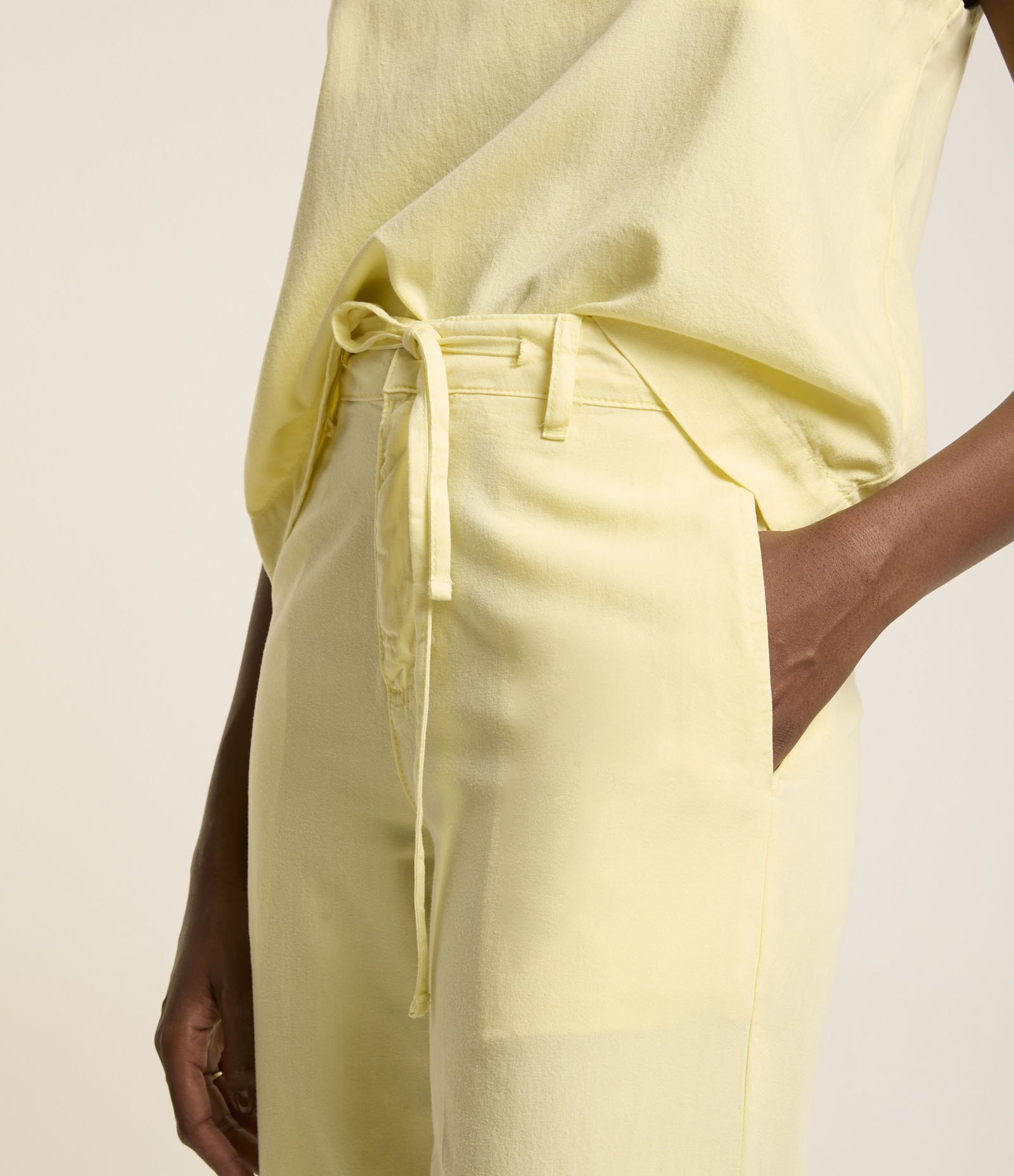 Calça Wide Leg em Sarja com Cordão no Cós Amarelo 4