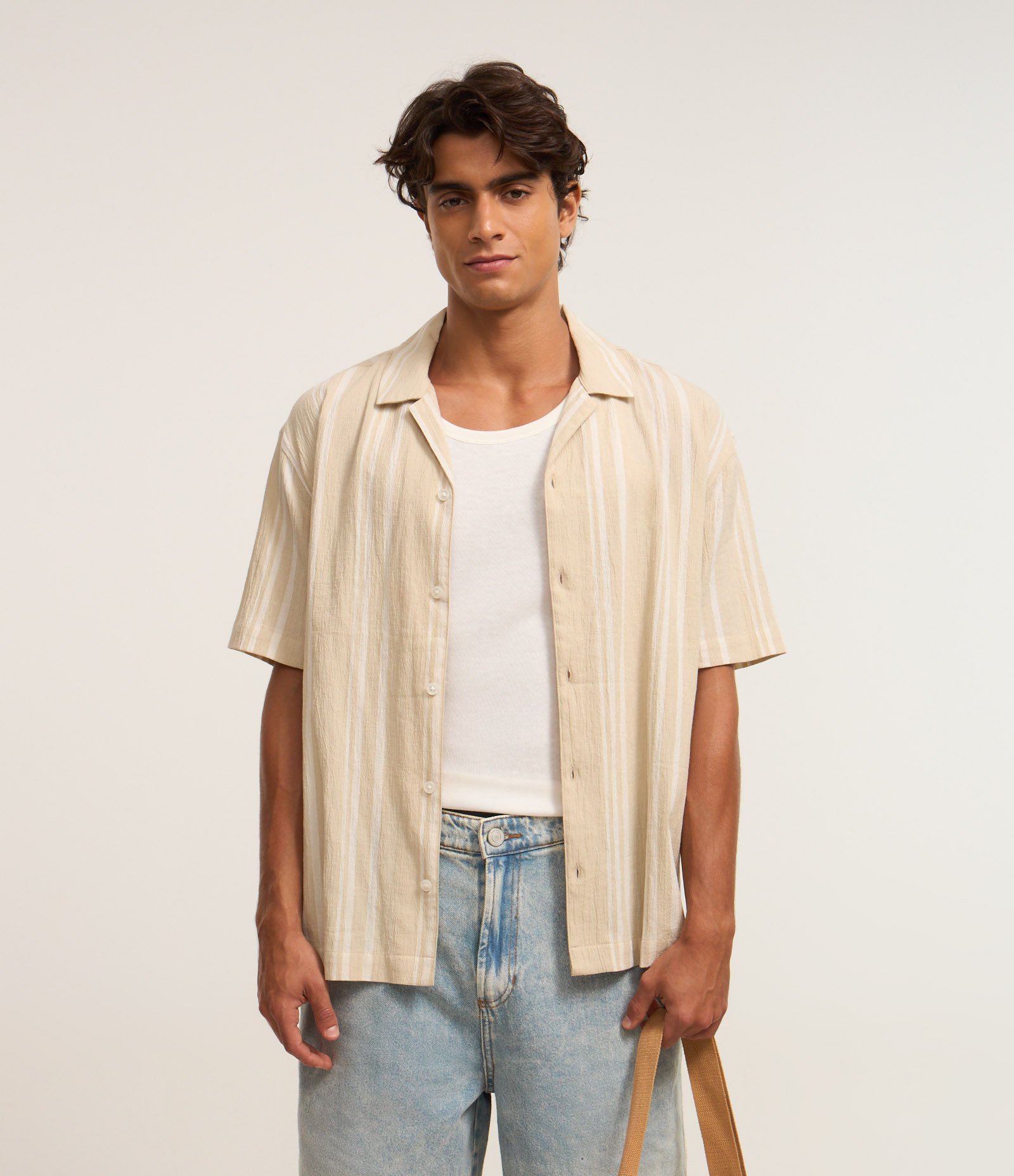Camisa Relaxed em Tricoline com Estampa de Listras Rústicas Bege 1