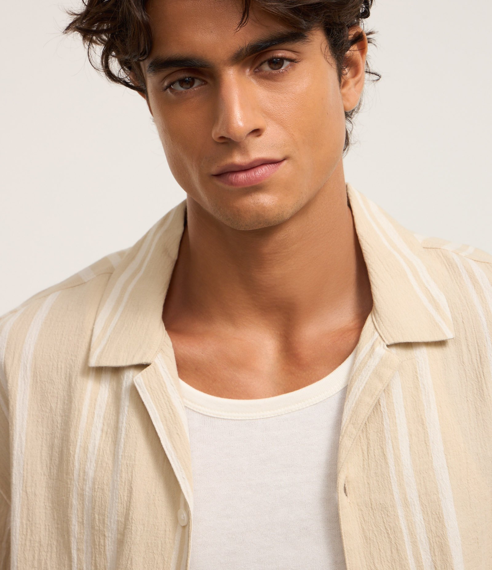 Camisa Relaxed em Tricoline com Estampa de Listras Rústicas Bege 4