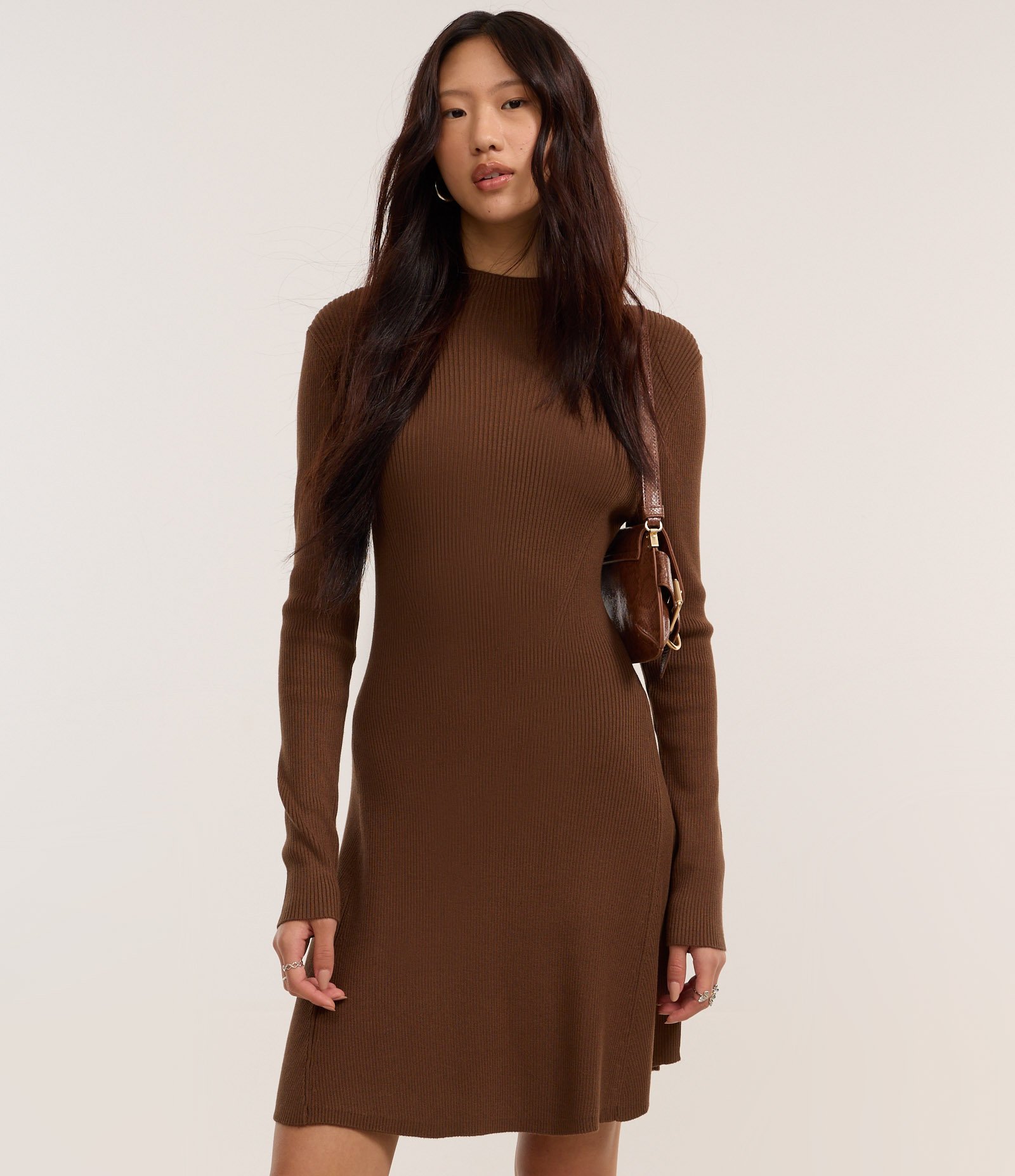 Vestido Evasê Curto em Tricô Canelado com Gola Alta Marrom 2