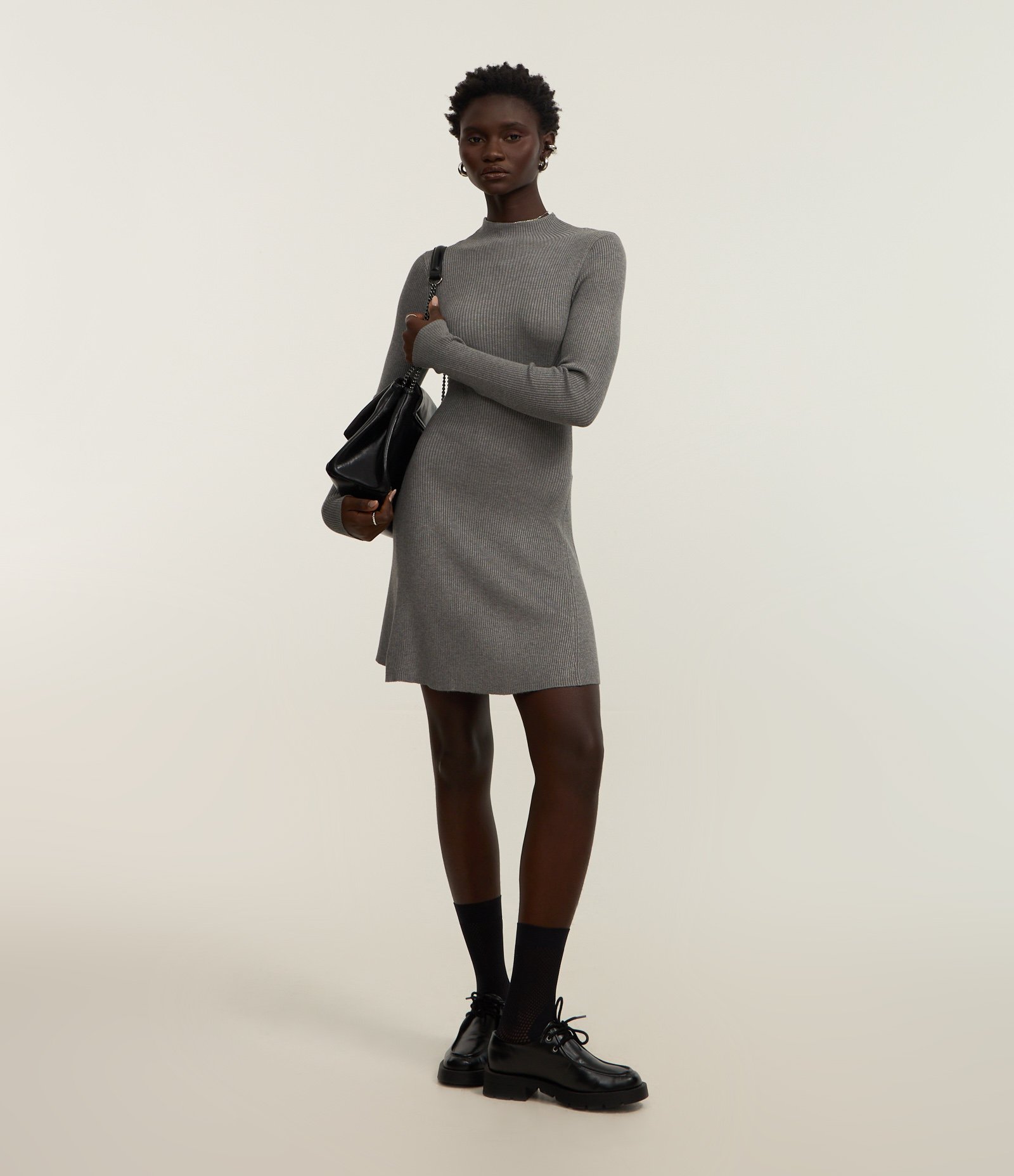 Vestido Evasê Curto em Tricô Canelado com Gola Alta Cinza 1