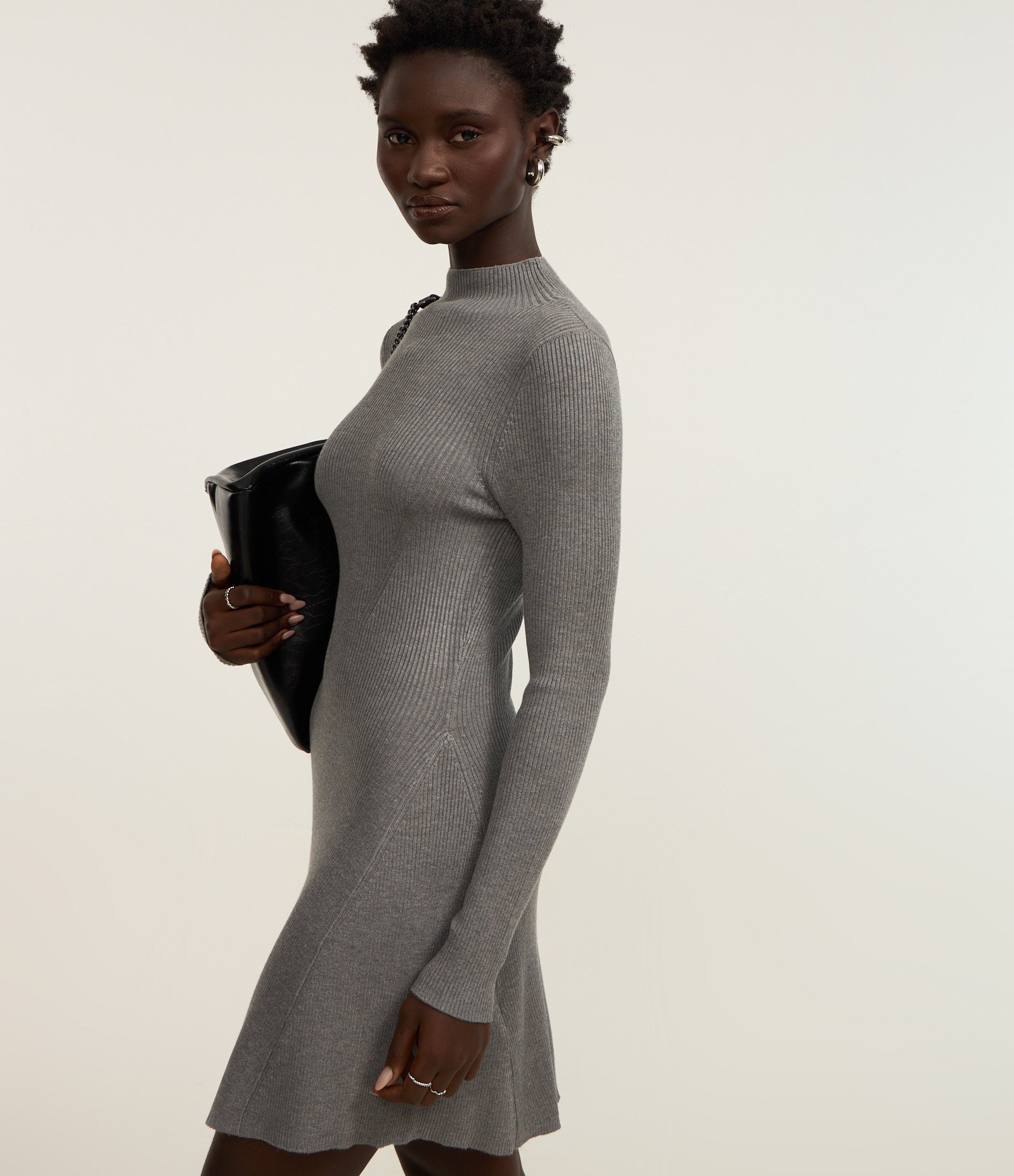 Vestido Evasê Curto em Tricô Canelado com Gola Alta Cinza 2
