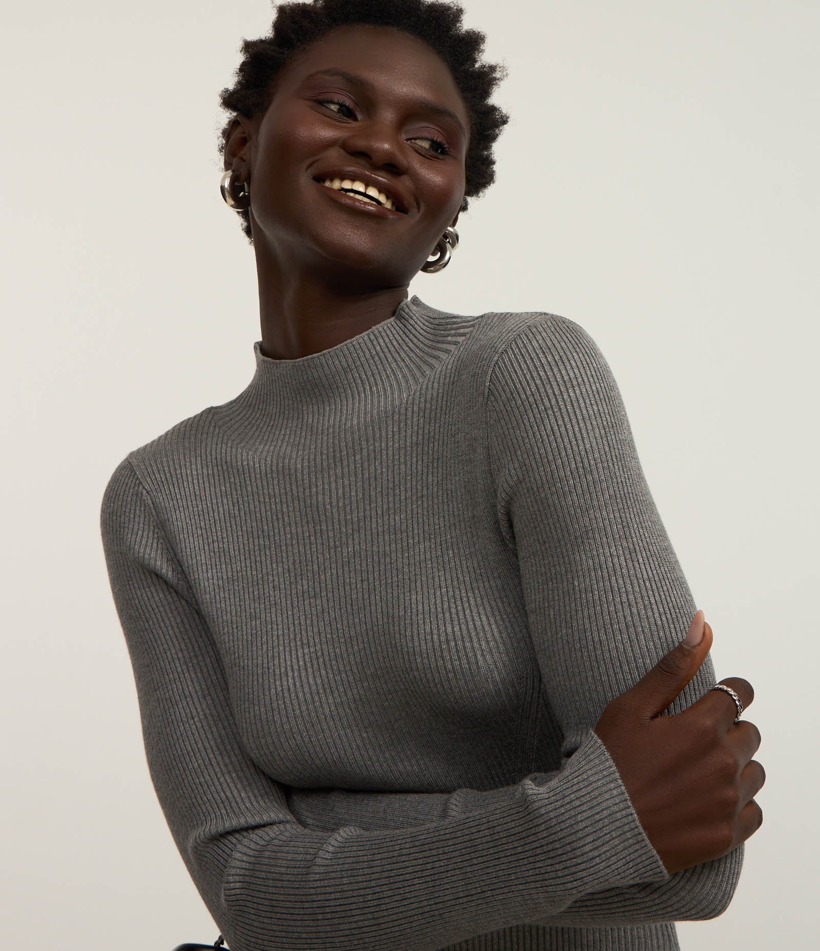 Vestido Evasê Curto em Tricô Canelado com Gola Alta Cinza 4