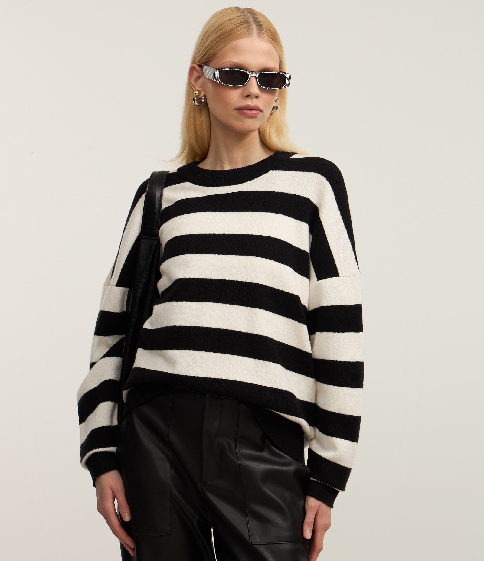 Casaco Regular com Listras e Textura Jacquard Preto/Branco 3