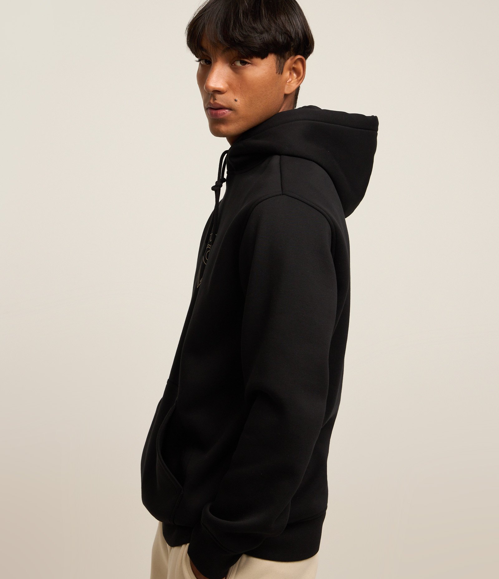 Blusão Comfort em Moletom com Estampa de Triângulo Preto 1