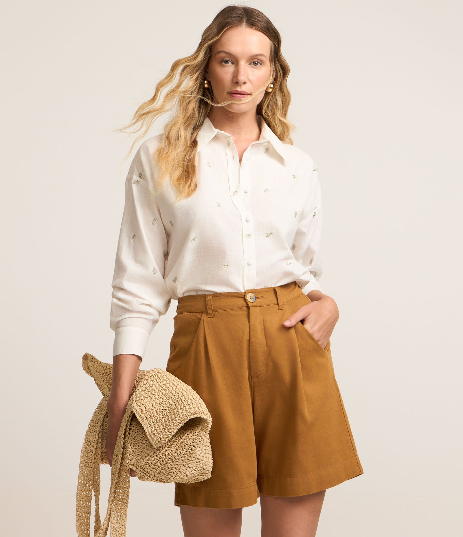 Bermuda em Sarja com Cós Elástico e Pregas Marrom Claro 2