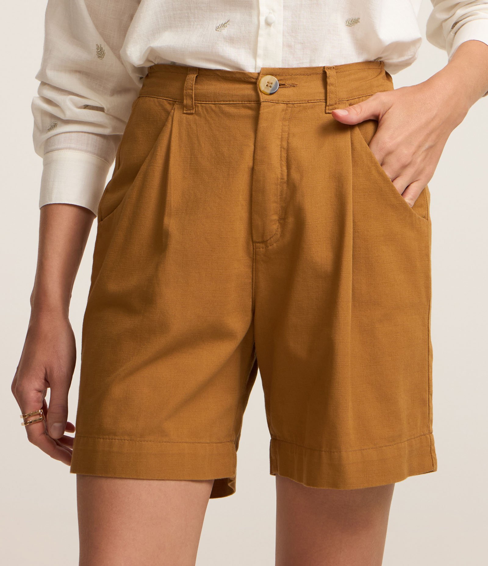 Bermuda em Sarja com Cós Elástico e Pregas Marrom Claro 3