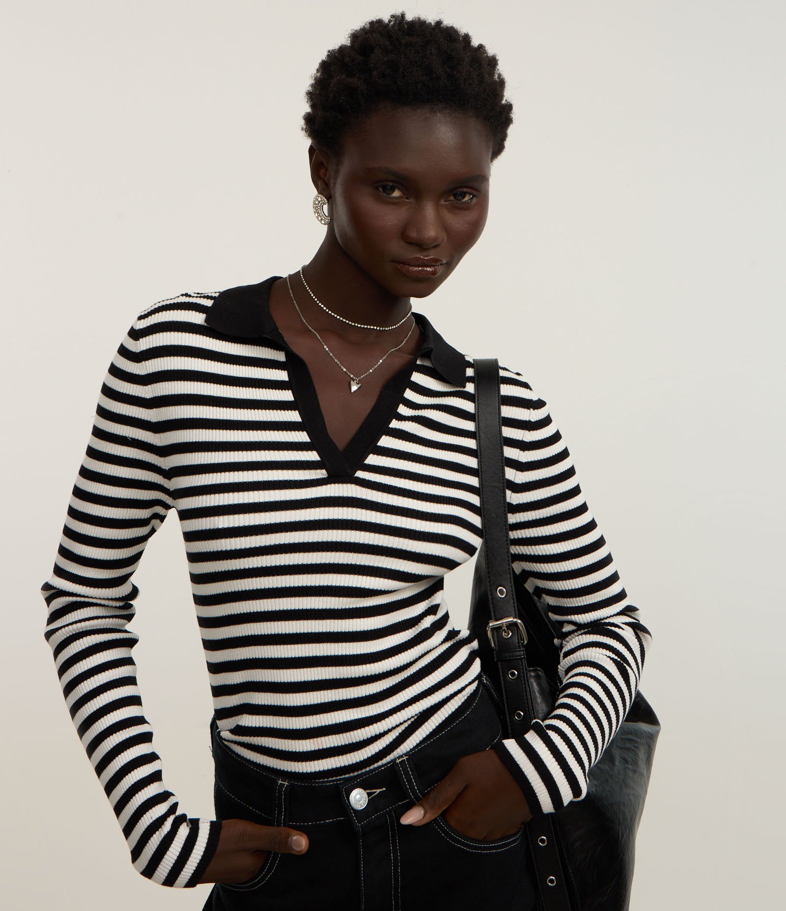 Blusa em Tricô Listrado com Gola Polo Preto 4