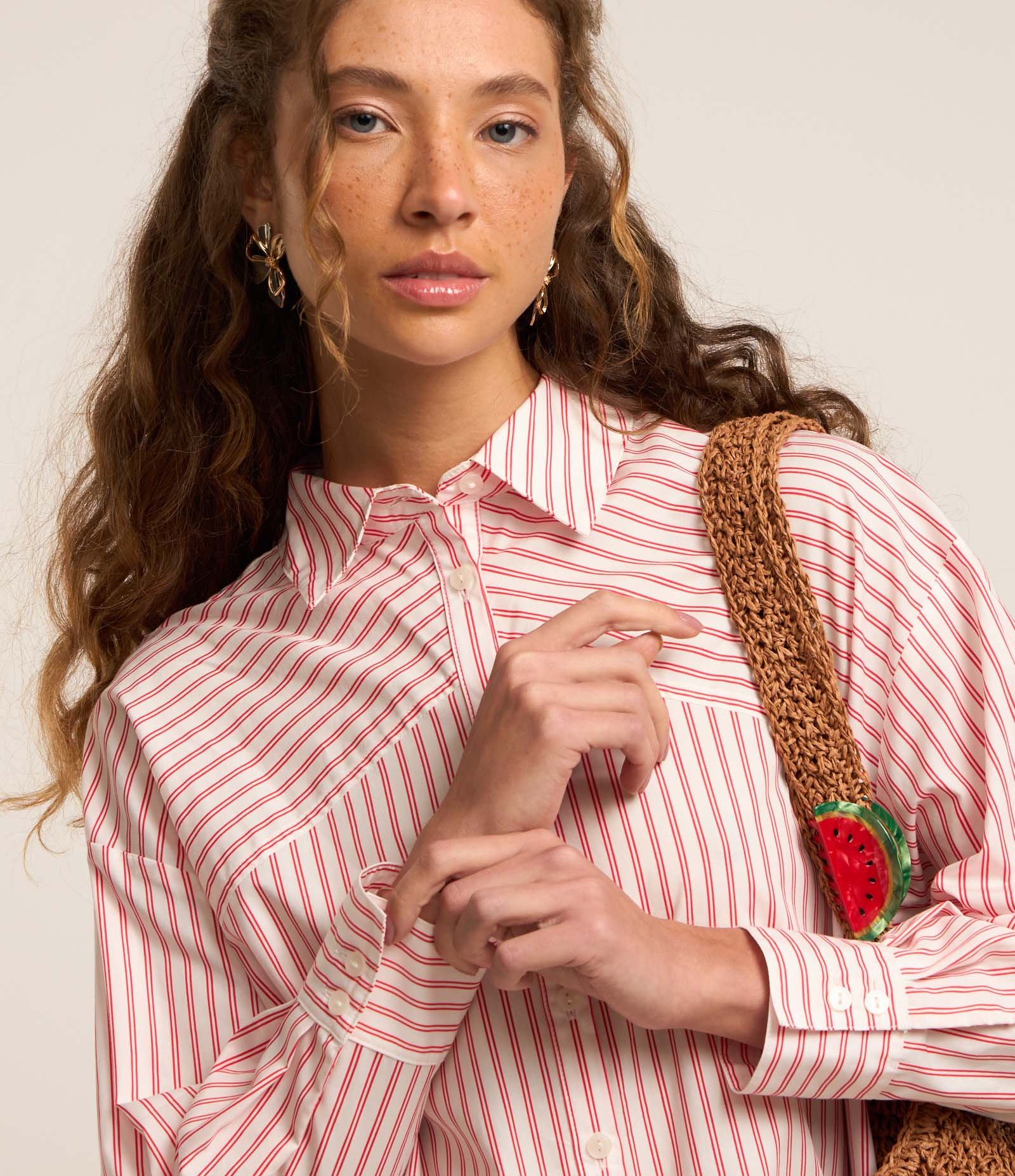 Camisa Oversized em Tricoline Listrada com Recorte nos Ombros 4