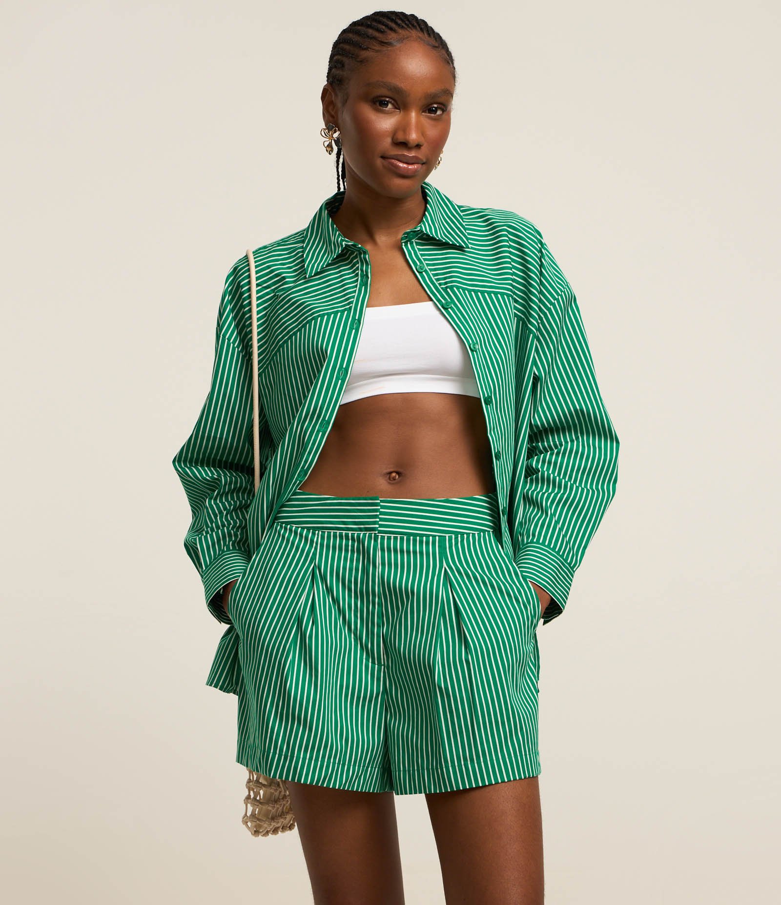 Short Regular em Tricoline com Listras e Pregas Verde 2