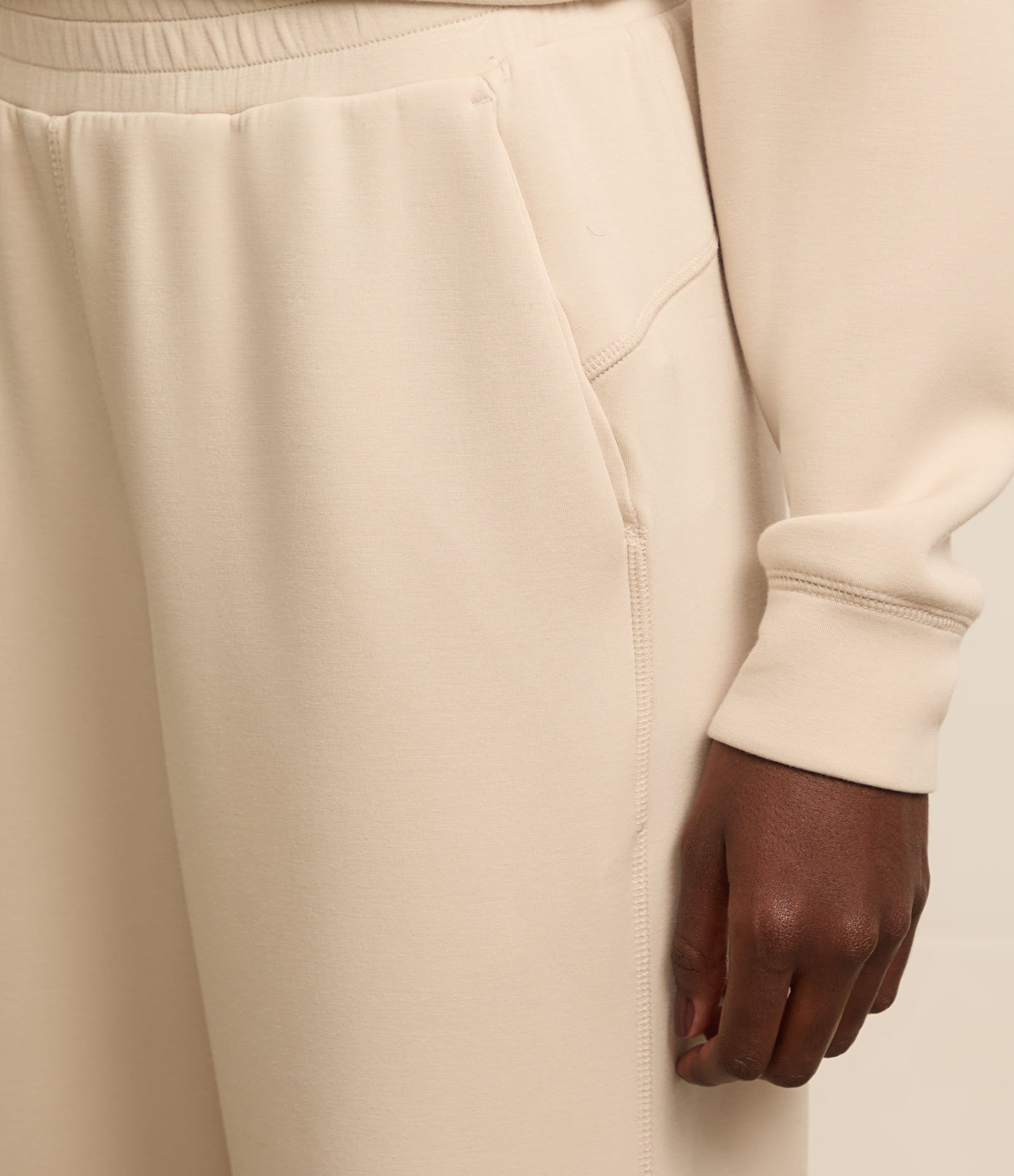 Calça Reta em Microfibra com Cós Elástico Off White 4