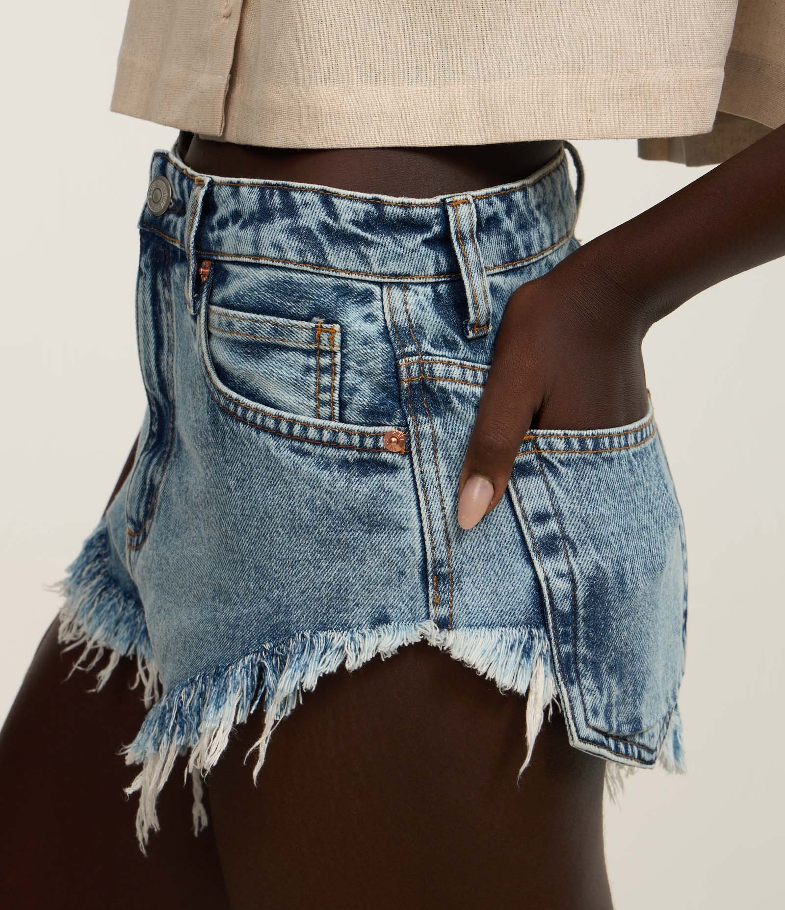 Short Curto em Jeans com Barra Desfiada Azul 4