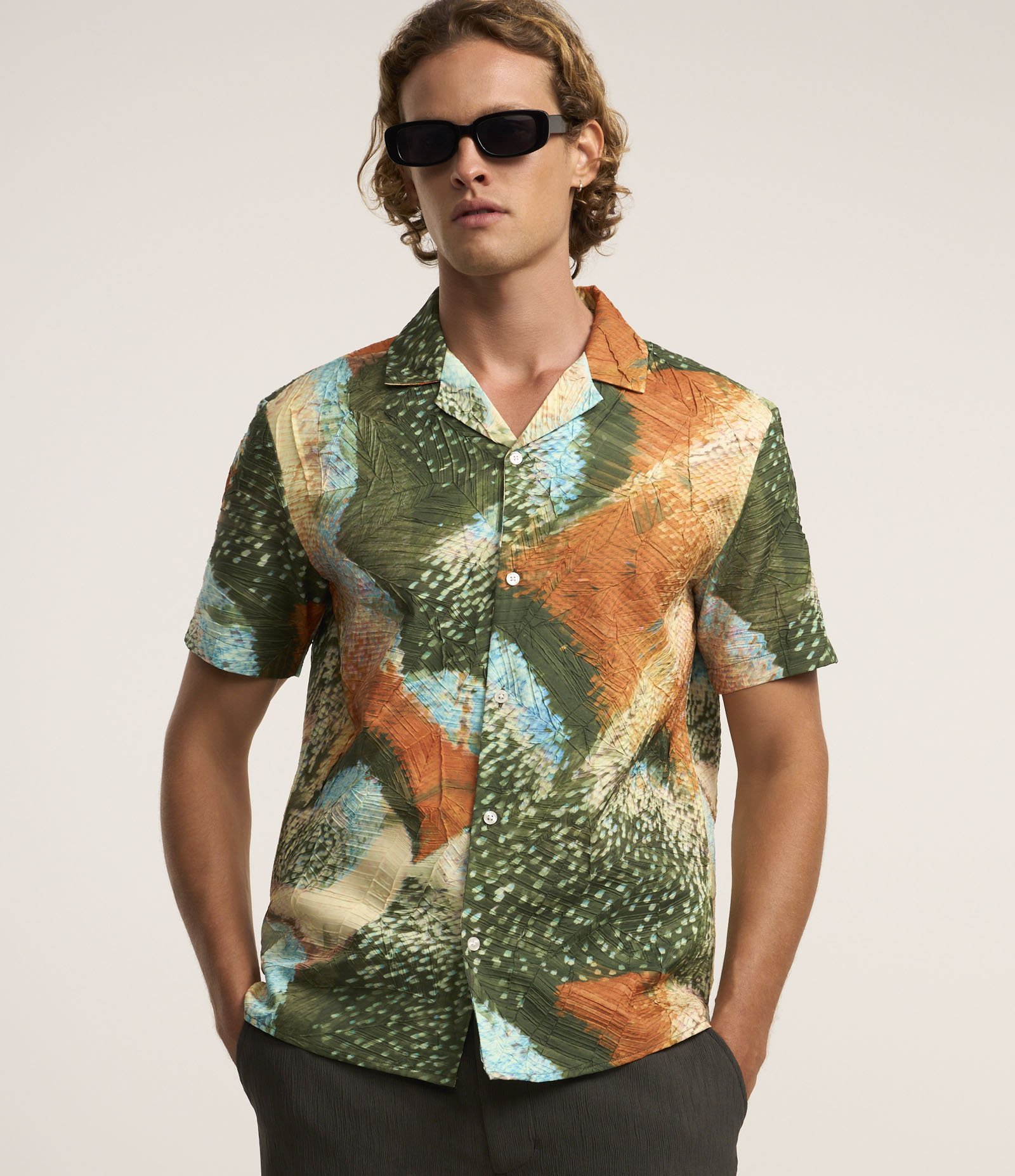 Camisa Comfort com Textura e Estampa de Penas de Pavão Verde/Laranja/Azul 1
