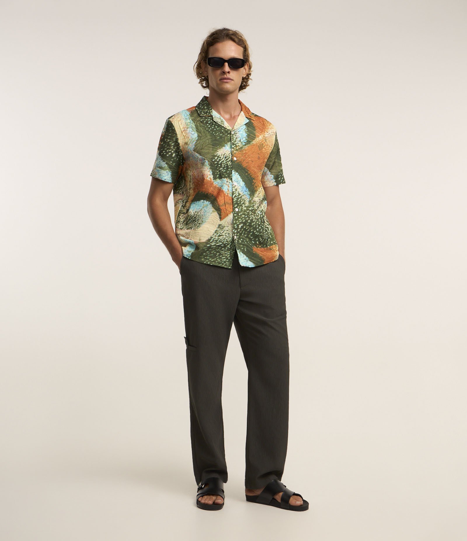 Camisa Comfort com Textura e Estampa de Penas de Pavão Verde/Laranja/Azul 2