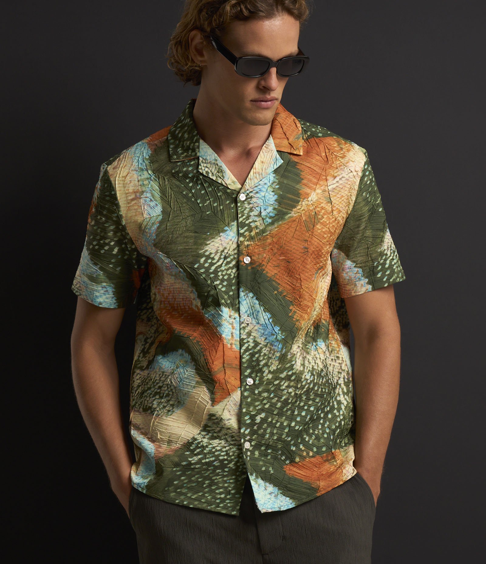 Camisa Comfort com Textura e Estampa de Penas de Pavão Verde/Laranja/Azul 4