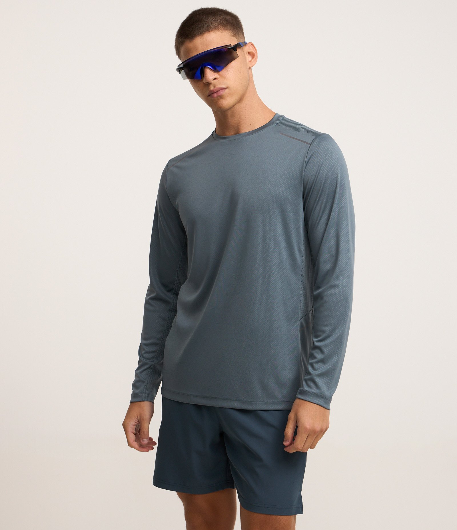 Camiseta Esportiva com Estampa Riscada com Proteção UV Cinza 1