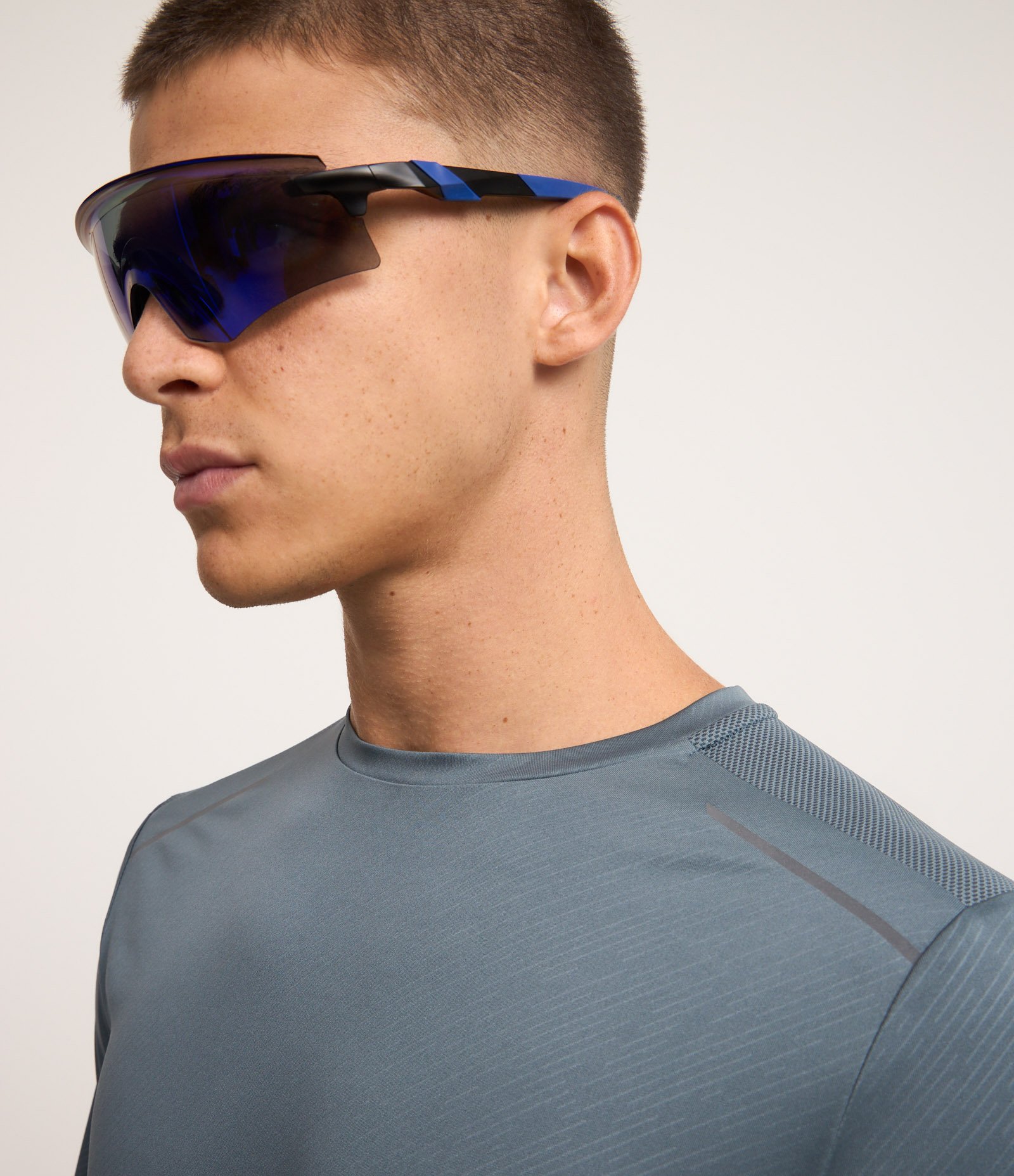 Camiseta Esportiva com Estampa Riscada com Proteção UV Cinza 3