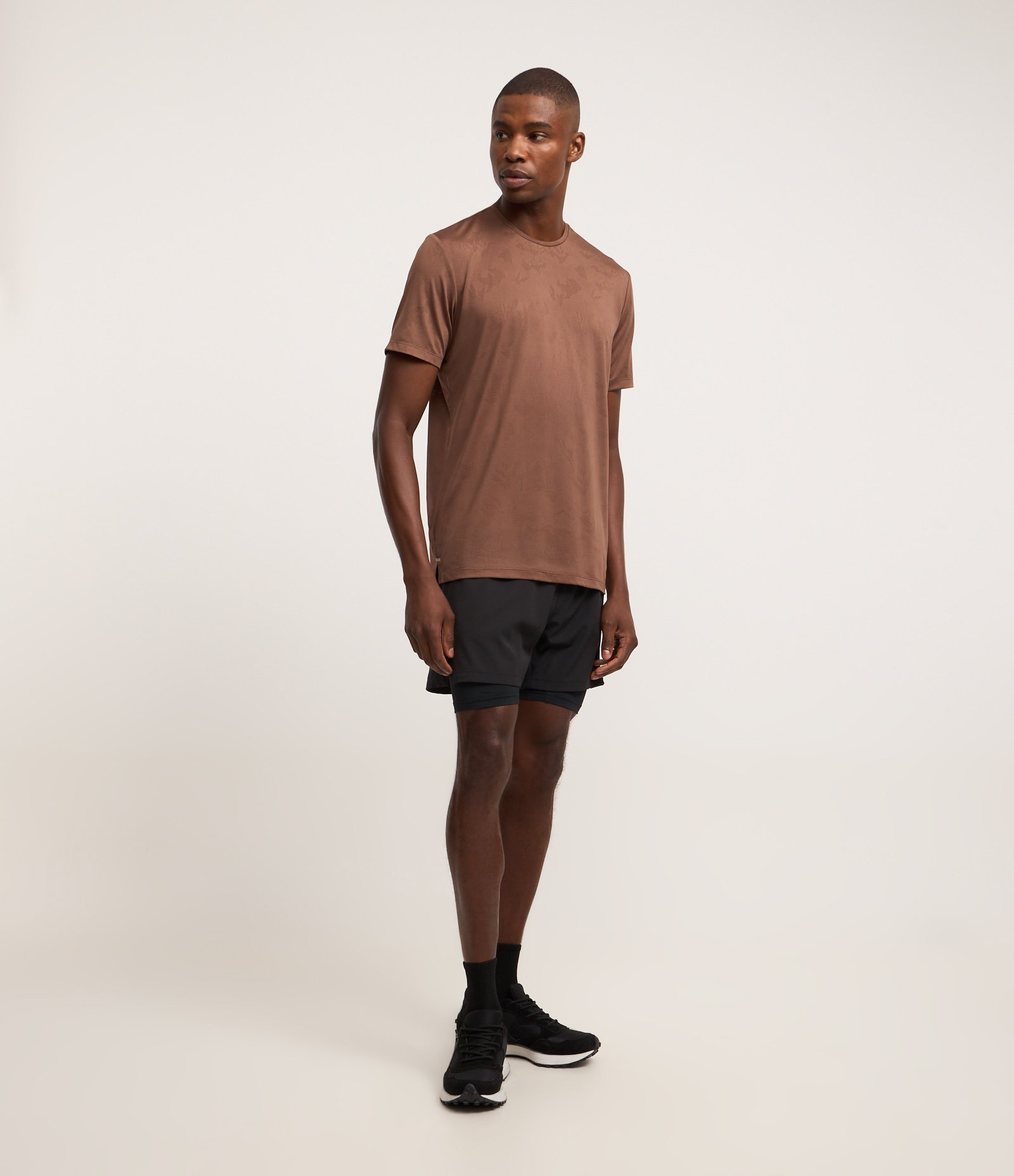 Camiseta Esportiva em Tecnologia Dry com Estampa Jacquard Marrom 2