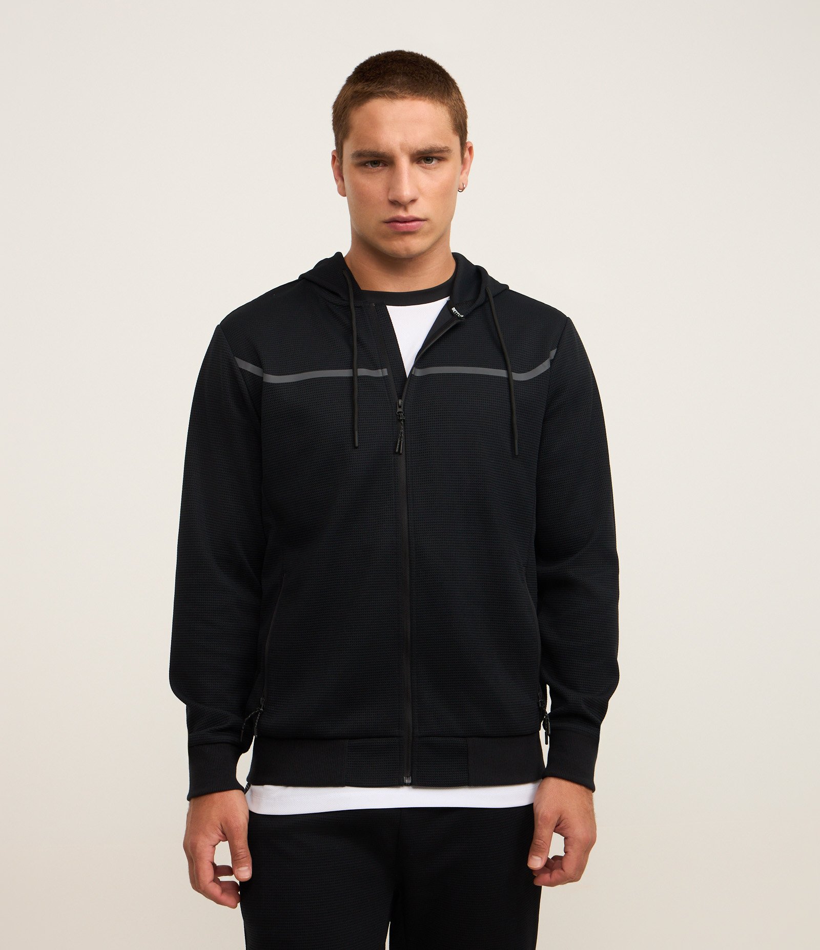 Casaco Esportivo Texturizado com Listra Refletiva e Gola com Capuz Preto 8