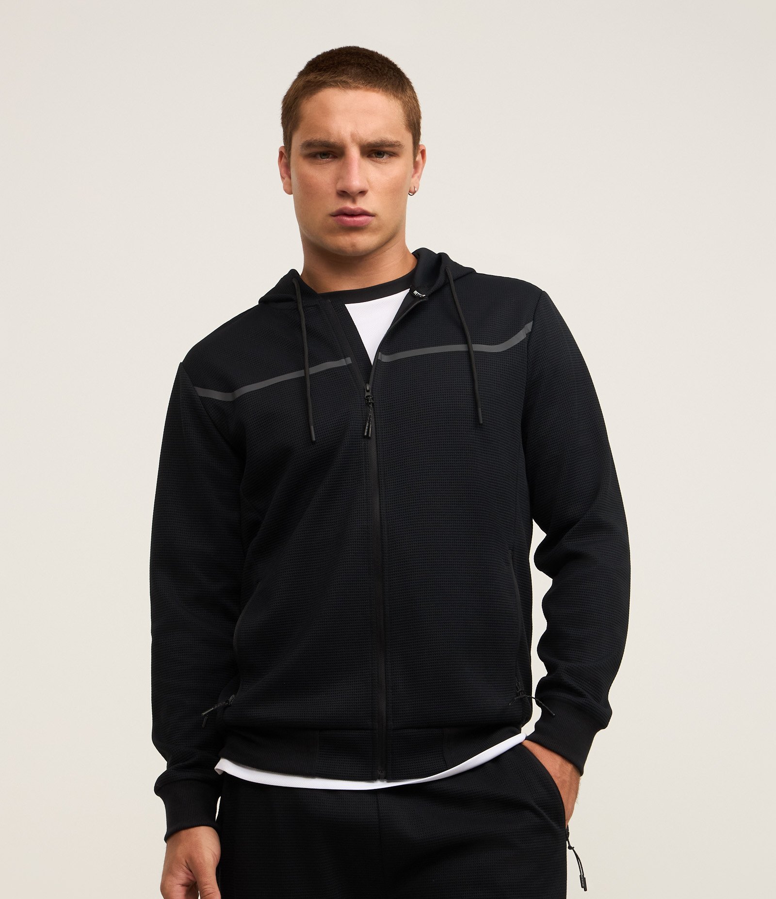 Casaco Esportivo Texturizado com Listra Refletiva e Gola com Capuz Preto 1