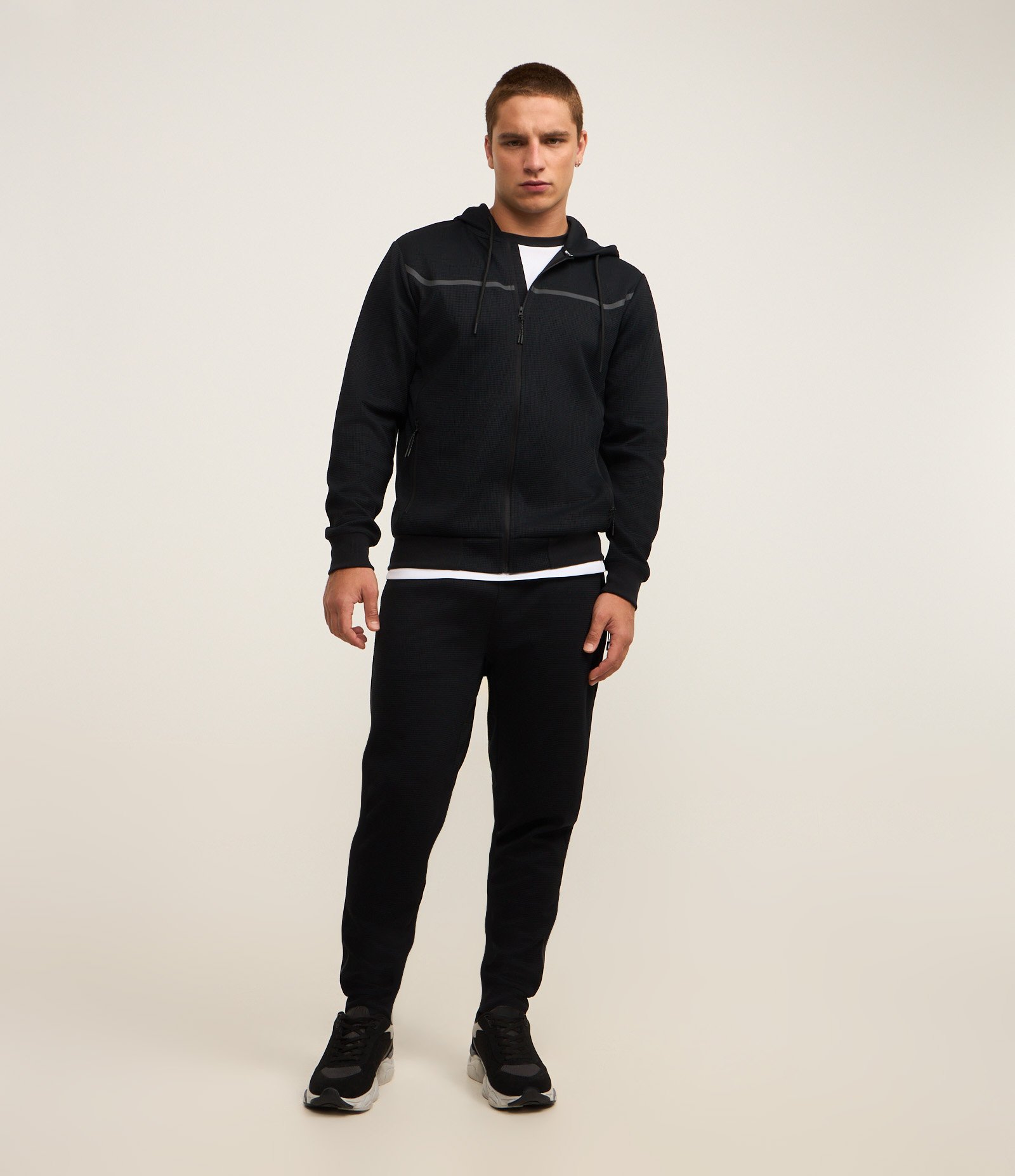 Casaco Esportivo Texturizado com Listra Refletiva e Gola com Capuz Preto 2