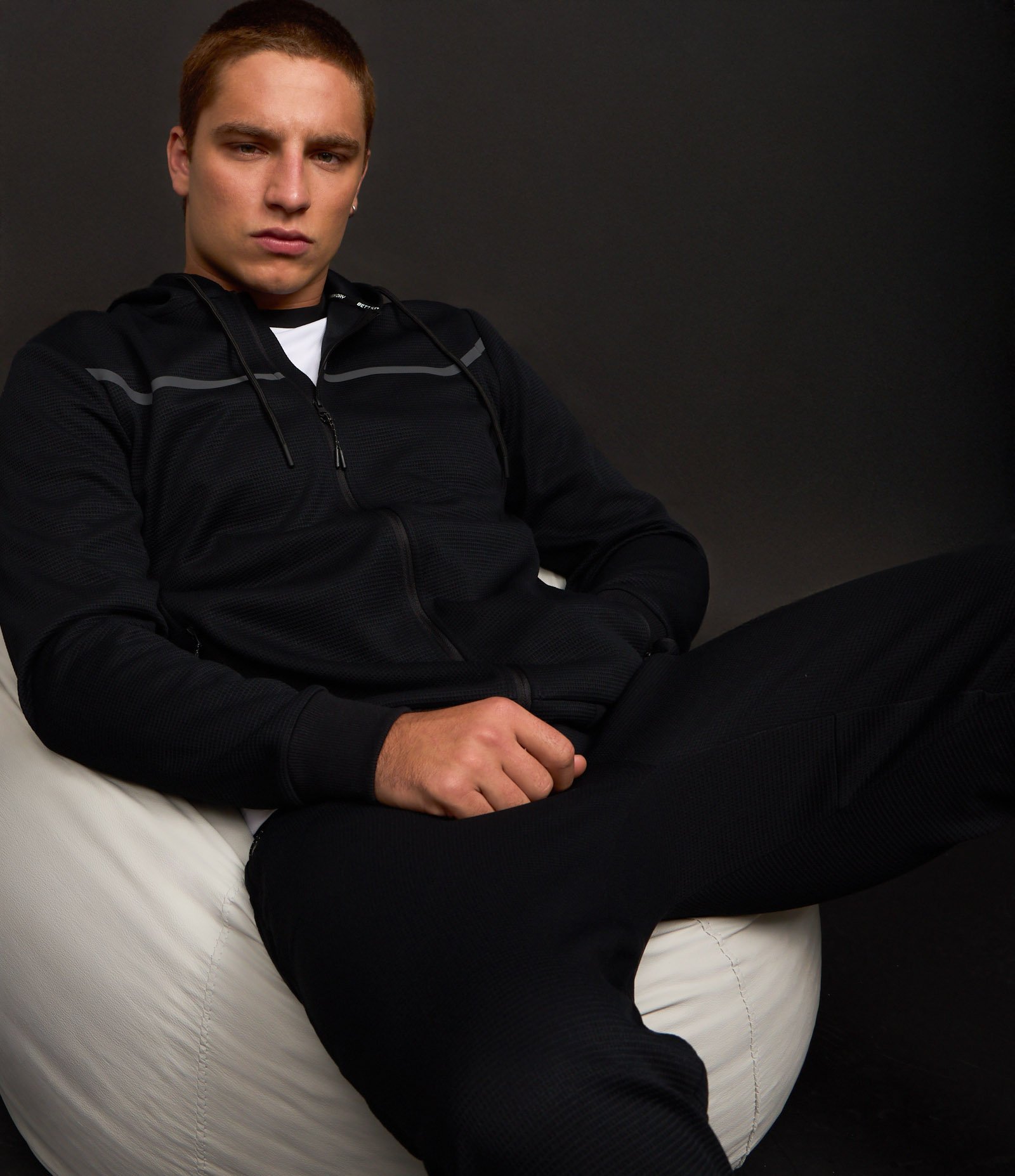 Casaco Esportivo Texturizado com Listra Refletiva e Gola com Capuz Preto 3