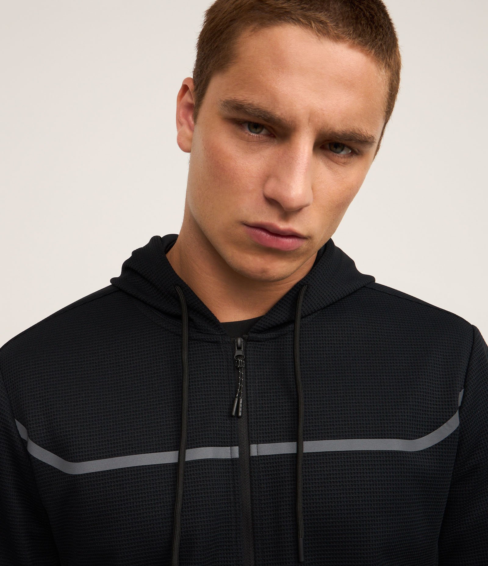 Casaco Esportivo Texturizado com Listra Refletiva e Gola com Capuz Preto 5