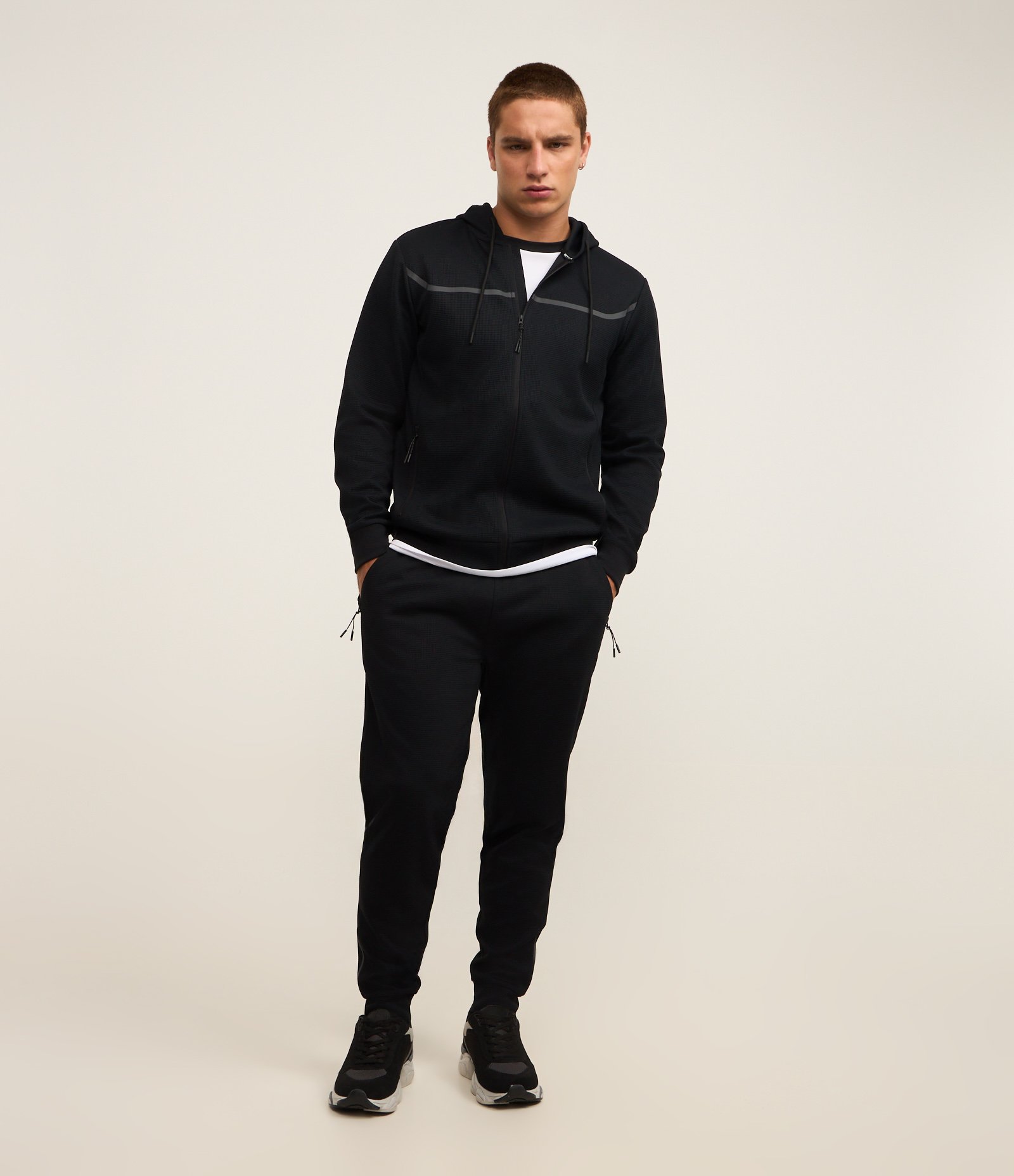 Calça Esportiva em Tecido Texturizado com Zíper nos Bolsos Preto 1