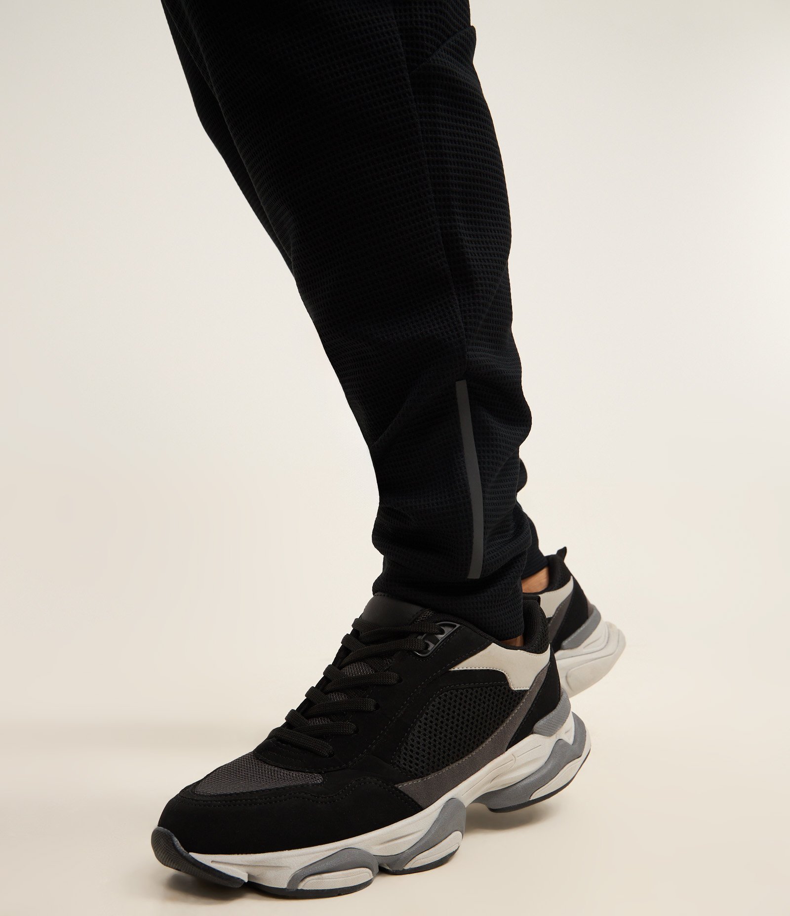 Calça Esportiva em Tecido Texturizado com Zíper nos Bolsos Preto 3