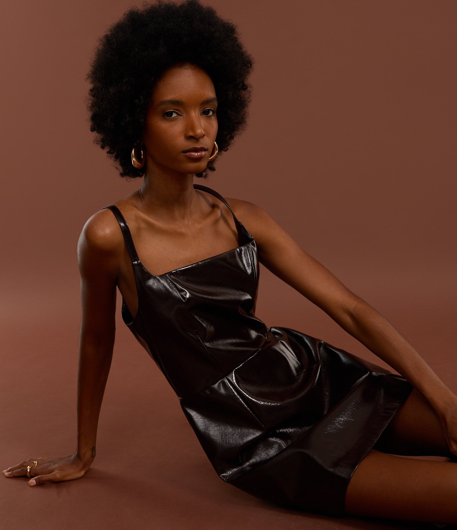 Vestido Curto em Pu com Efeito Vinílico Marrom 5