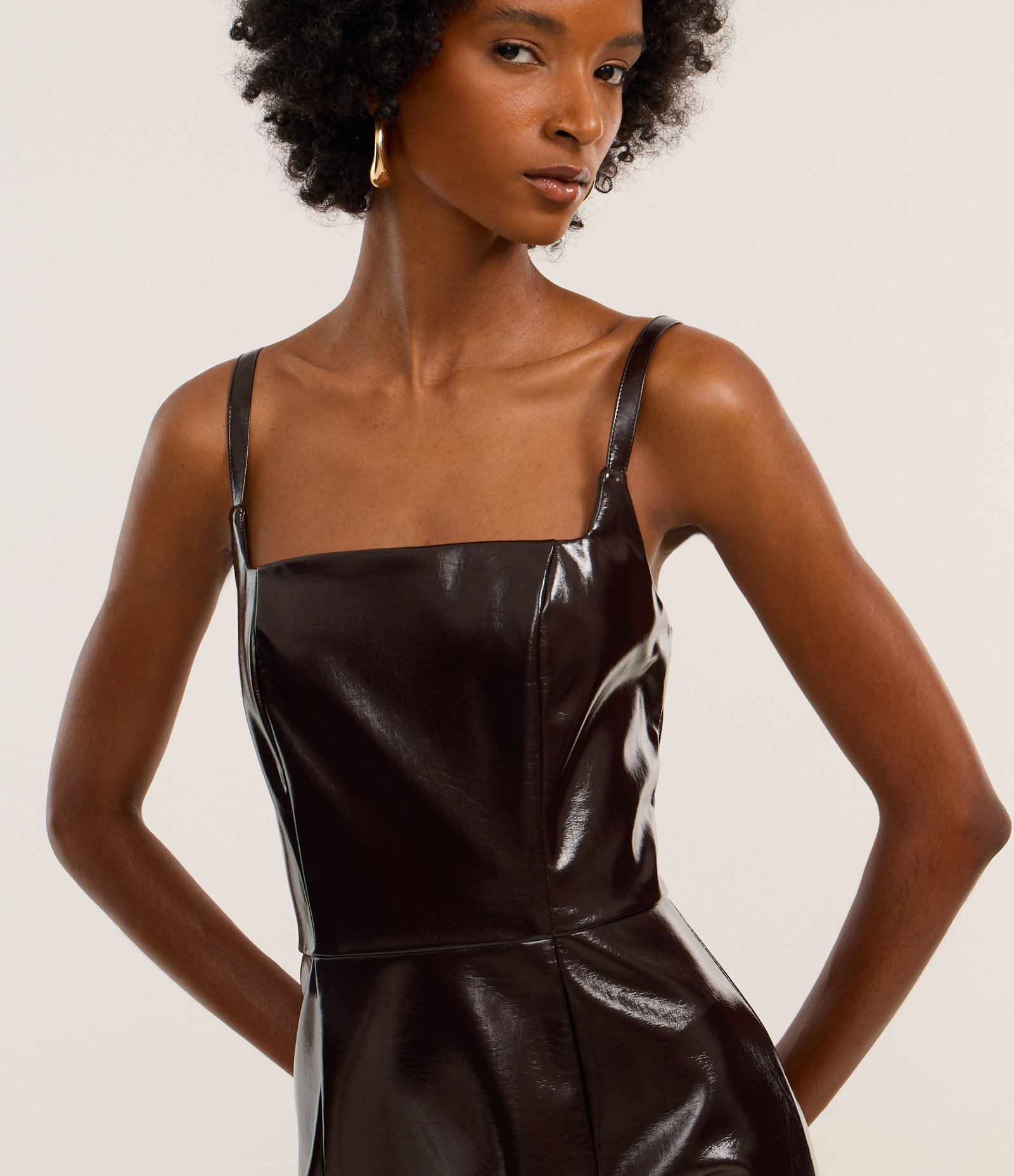 Vestido Curto em Pu com Efeito Vinílico Marrom 3