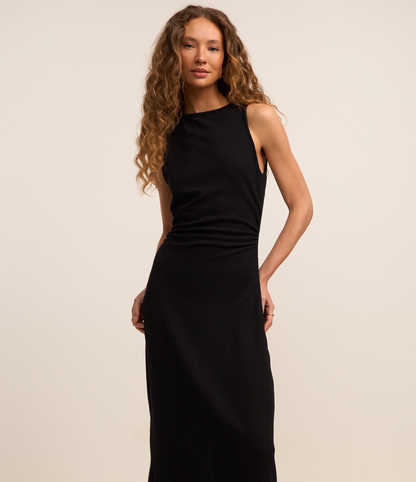 Vestido New Midi Texturizado com Decote Halter e Recorte Gota Preto 2