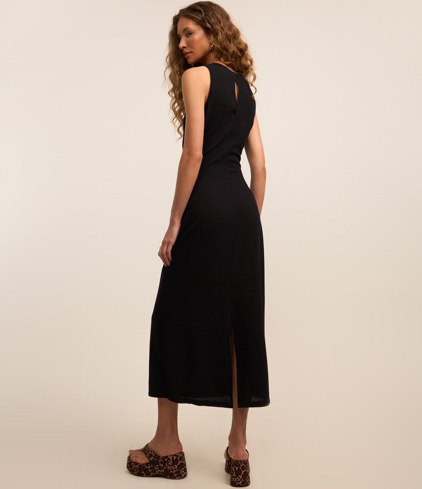 Vestido New Midi Texturizado com Decote Halter e Recorte Gota Preto 3