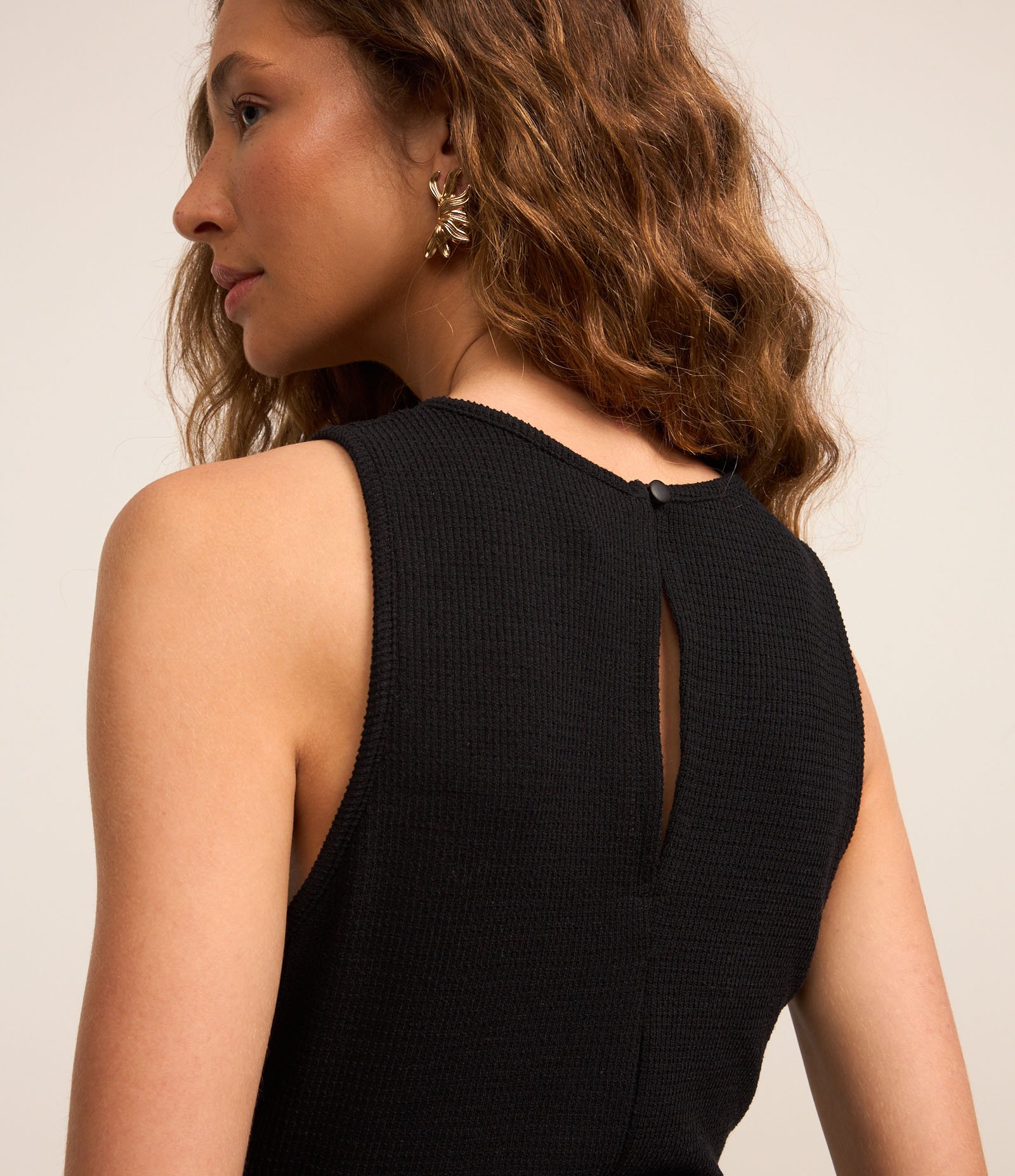 Vestido New Midi Texturizado com Decote Halter e Recorte Gota Preto 4