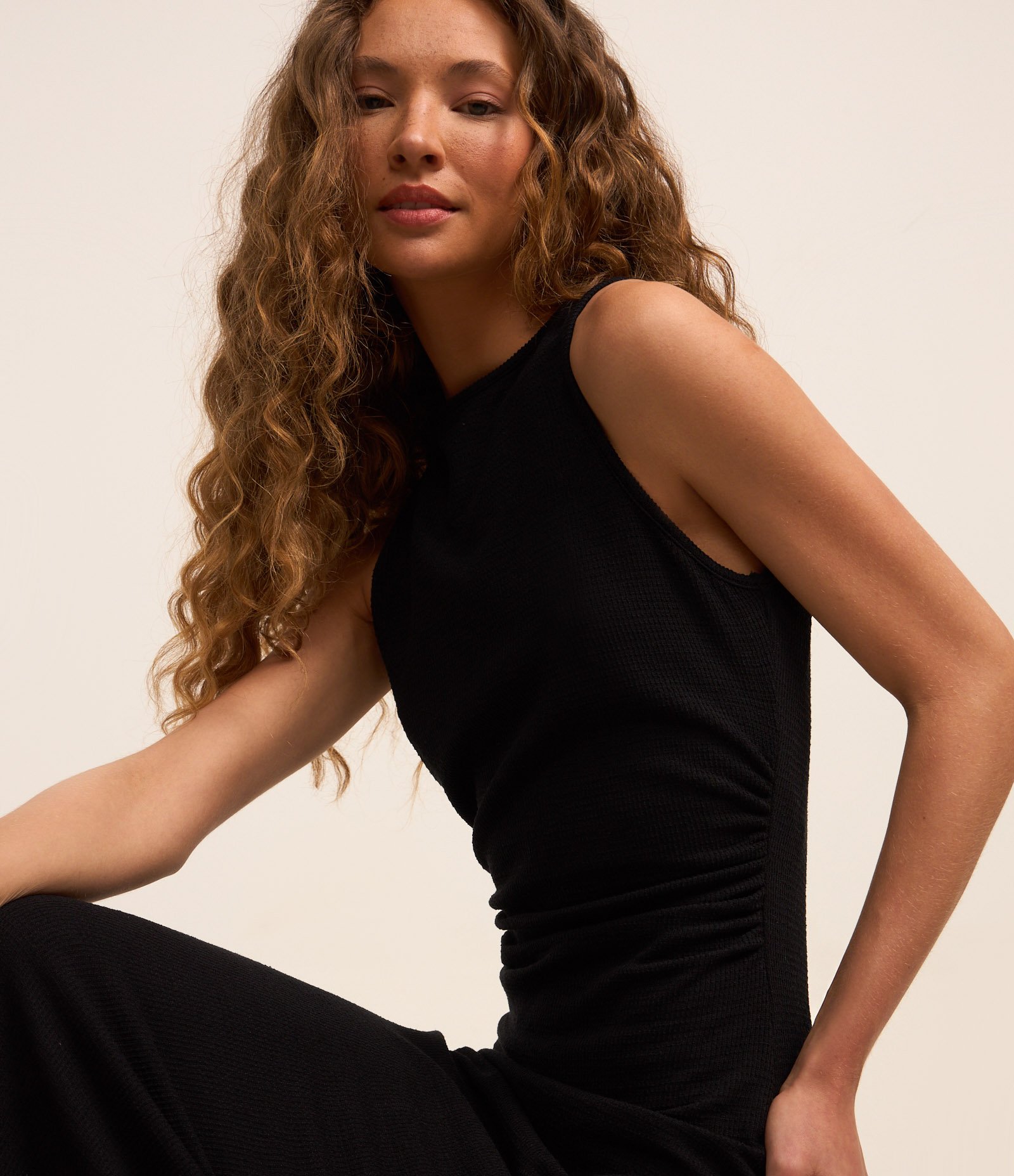 Vestido New Midi Texturizado com Decote Halter e Recorte Gota Preto 5