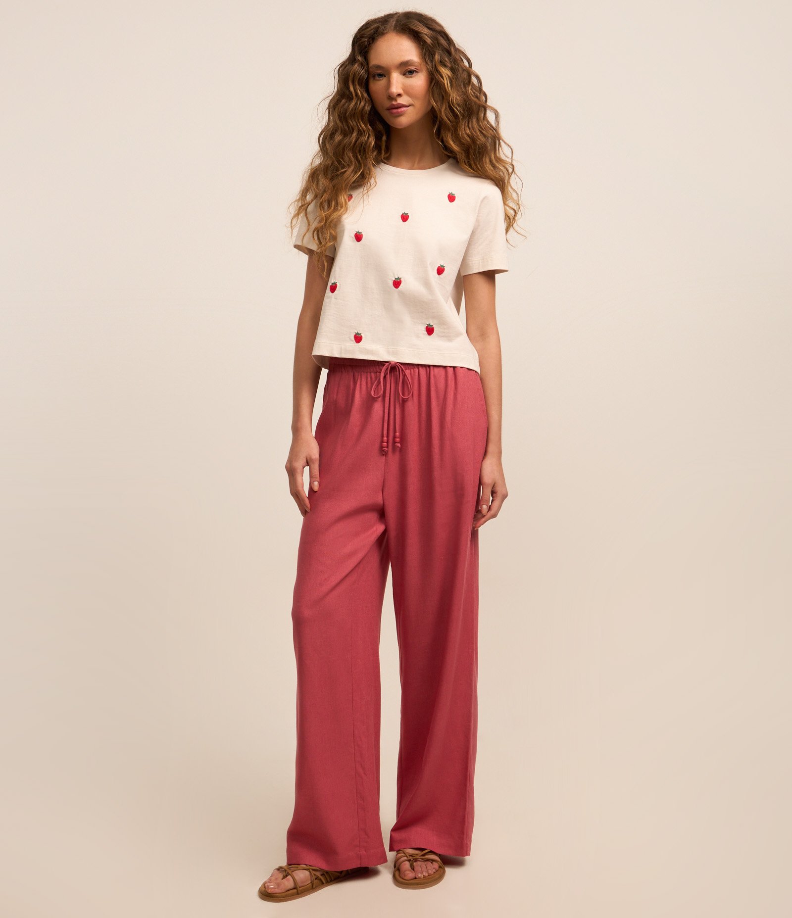 Blusa Baby Look em Algodão com Bordado de Morangos Branco 2