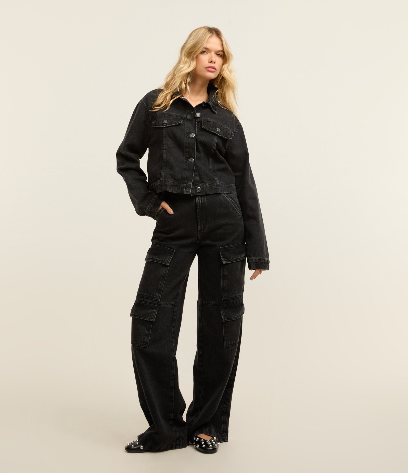 Calça Wide Leg em Jeans com Bolso Cargo Preto 1