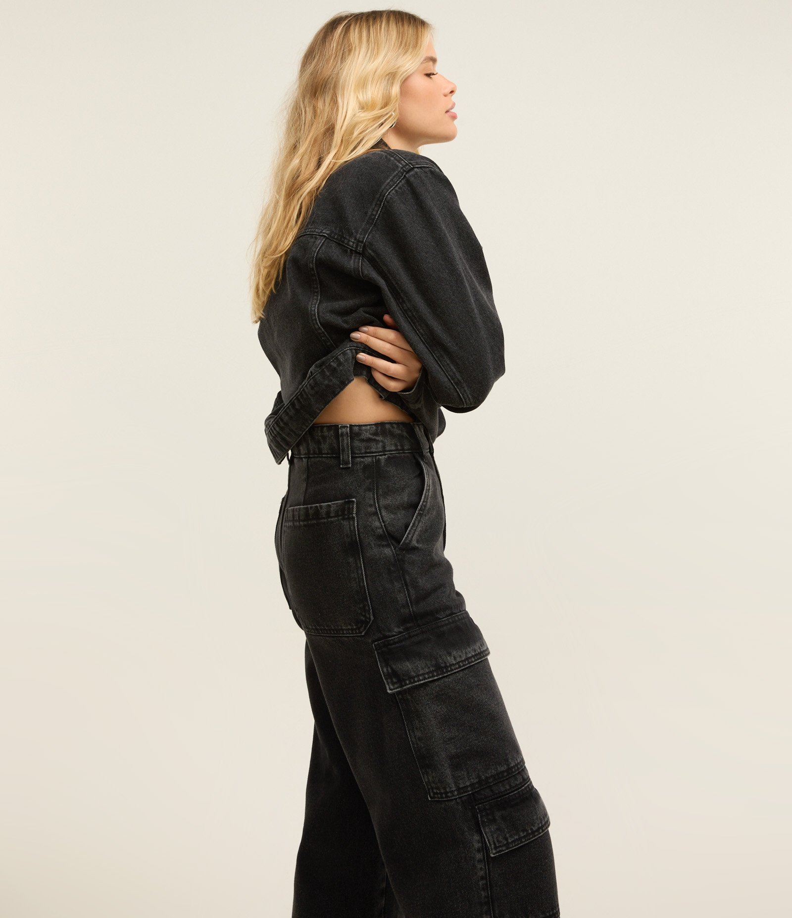 Calça Wide Leg em Jeans com Bolso Cargo Preto 2