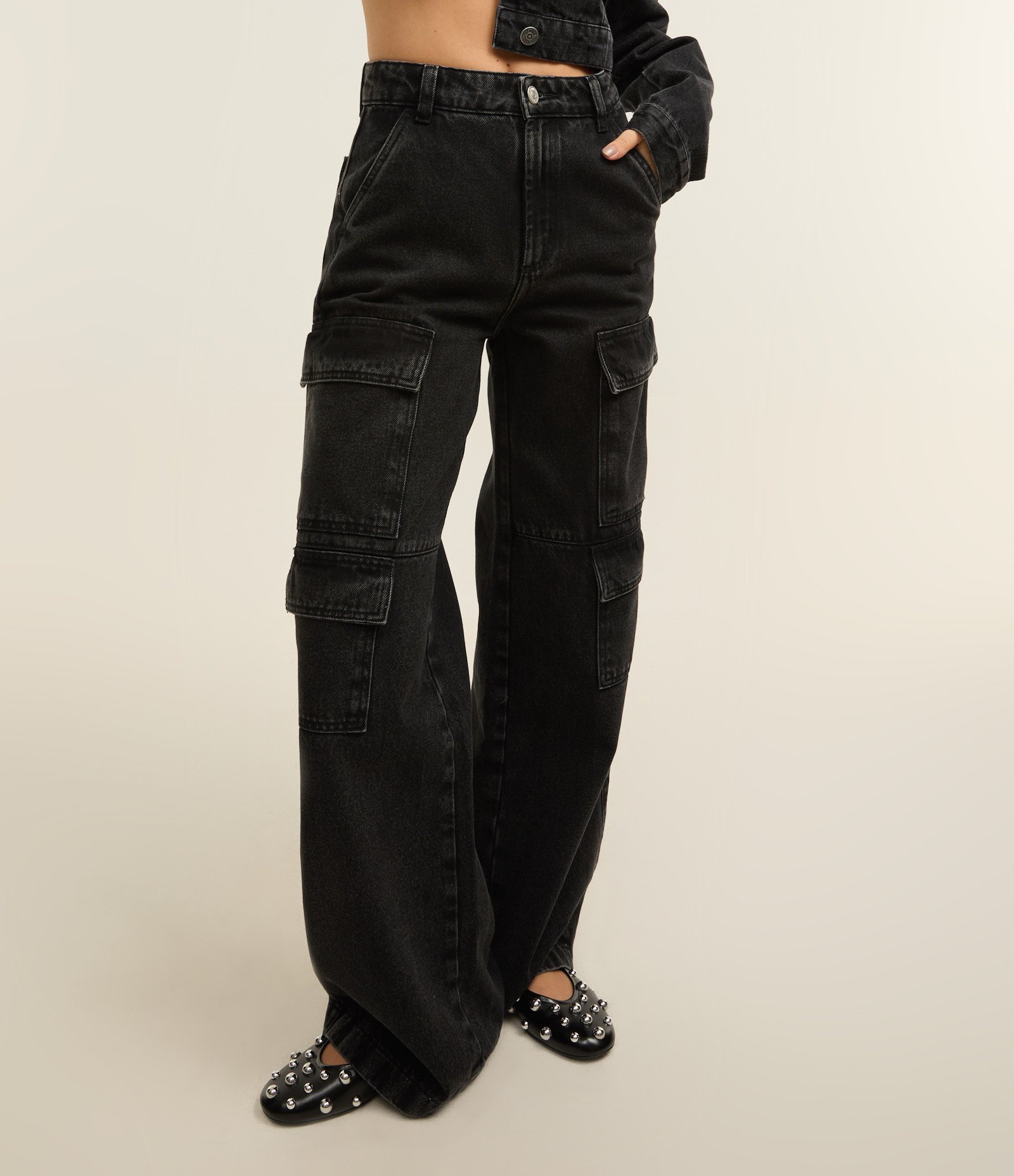 Calça Wide Leg em Jeans com Bolso Cargo Preto 3