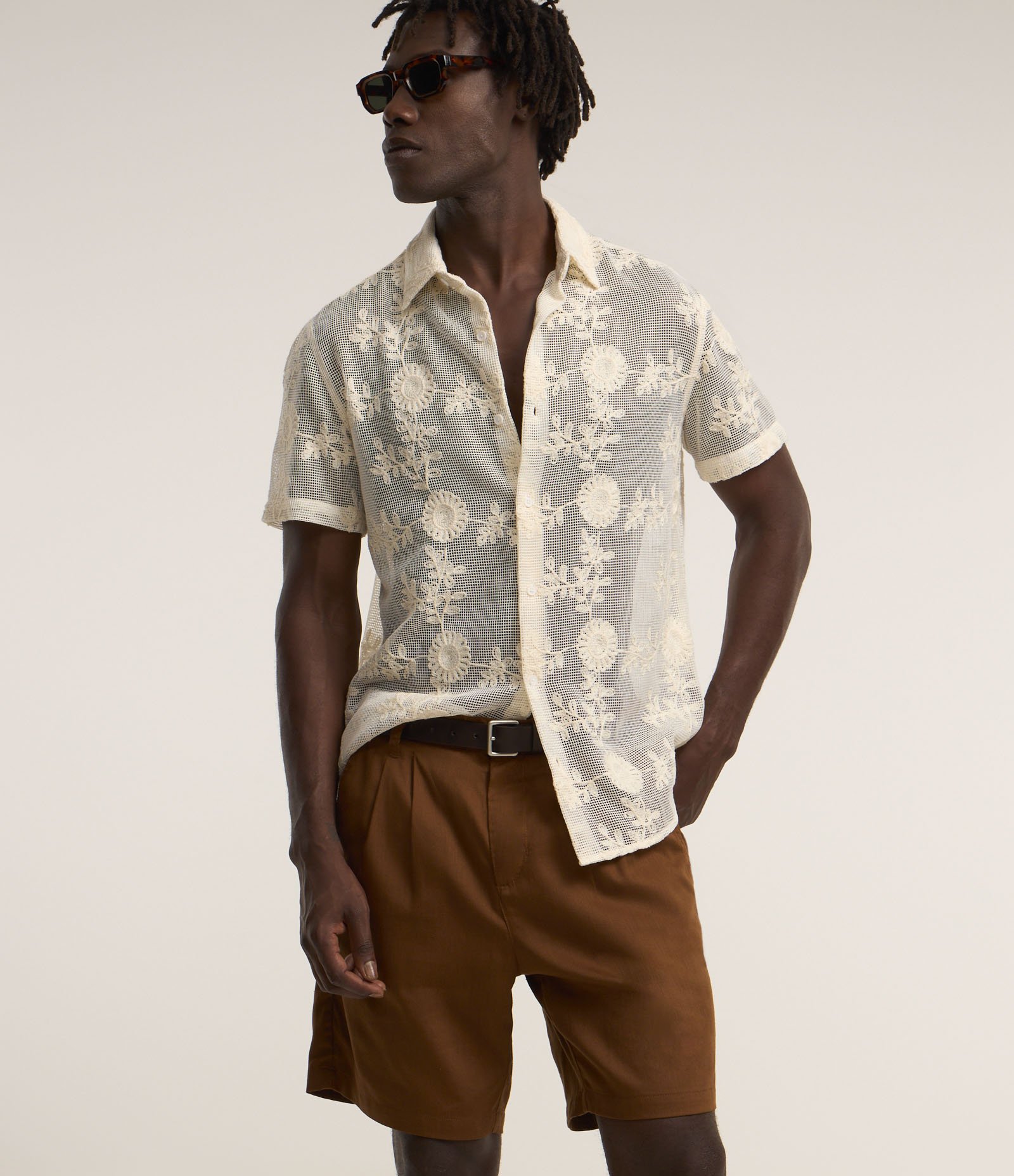 Bermuda em Alfaiataria com Elástico no Cós e Pregas Marrom 1