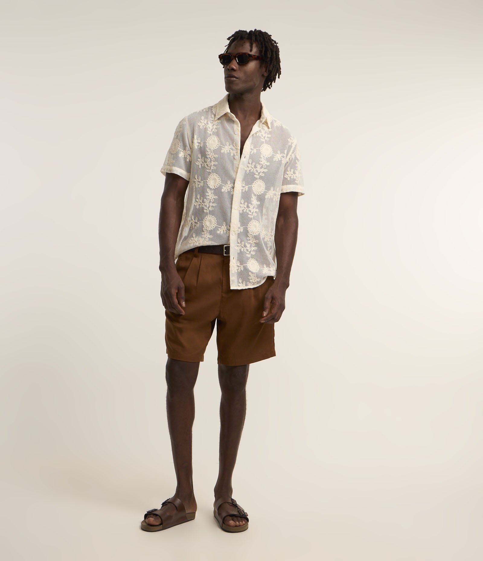 Bermuda em Alfaiataria com Elástico no Cós e Pregas Marrom 2